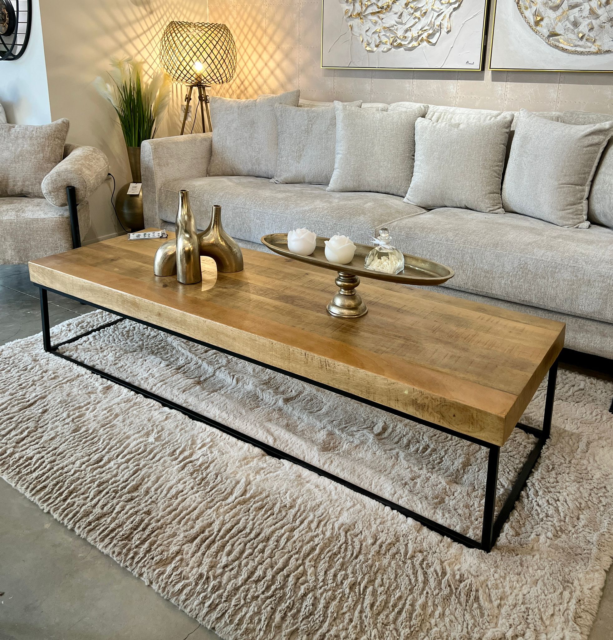 שולחן סלון עץ מנגו גושני דגם סוניל - אחרון במלאי!