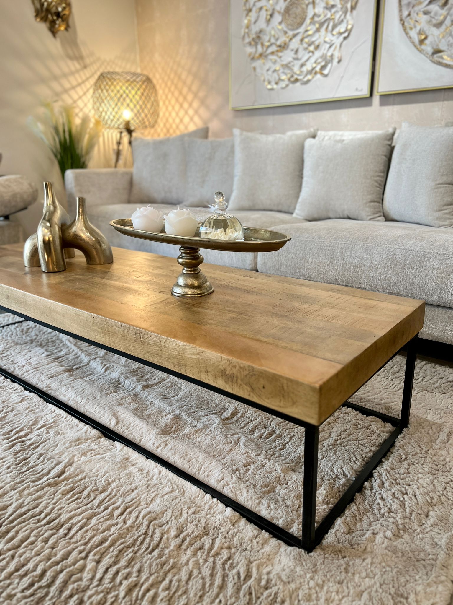 שולחן סלון עץ מנגו גושני דגם סוניל - אחרון במלאי!