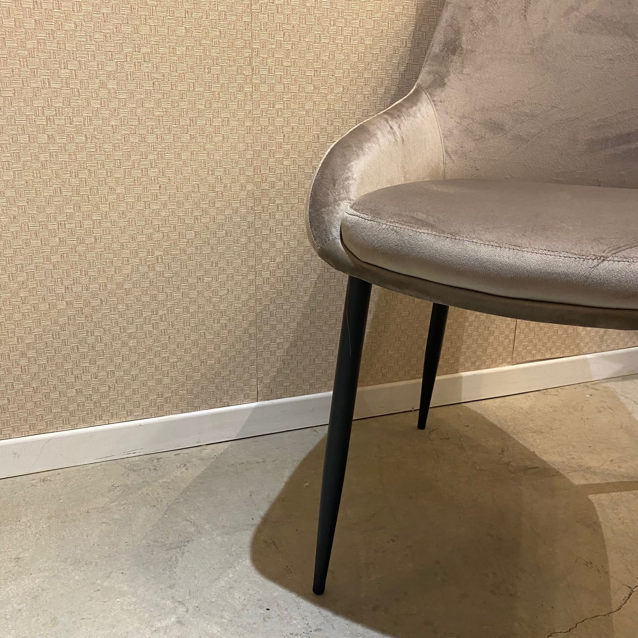 כיסא פינת אוכל מעוצב דגם אופל קטיפה בז - 4 אחרונים במלאי! כיסא פינת אוכל מעוצב דגם אופל קטיפה בז - 4 אחרונים במלאי!