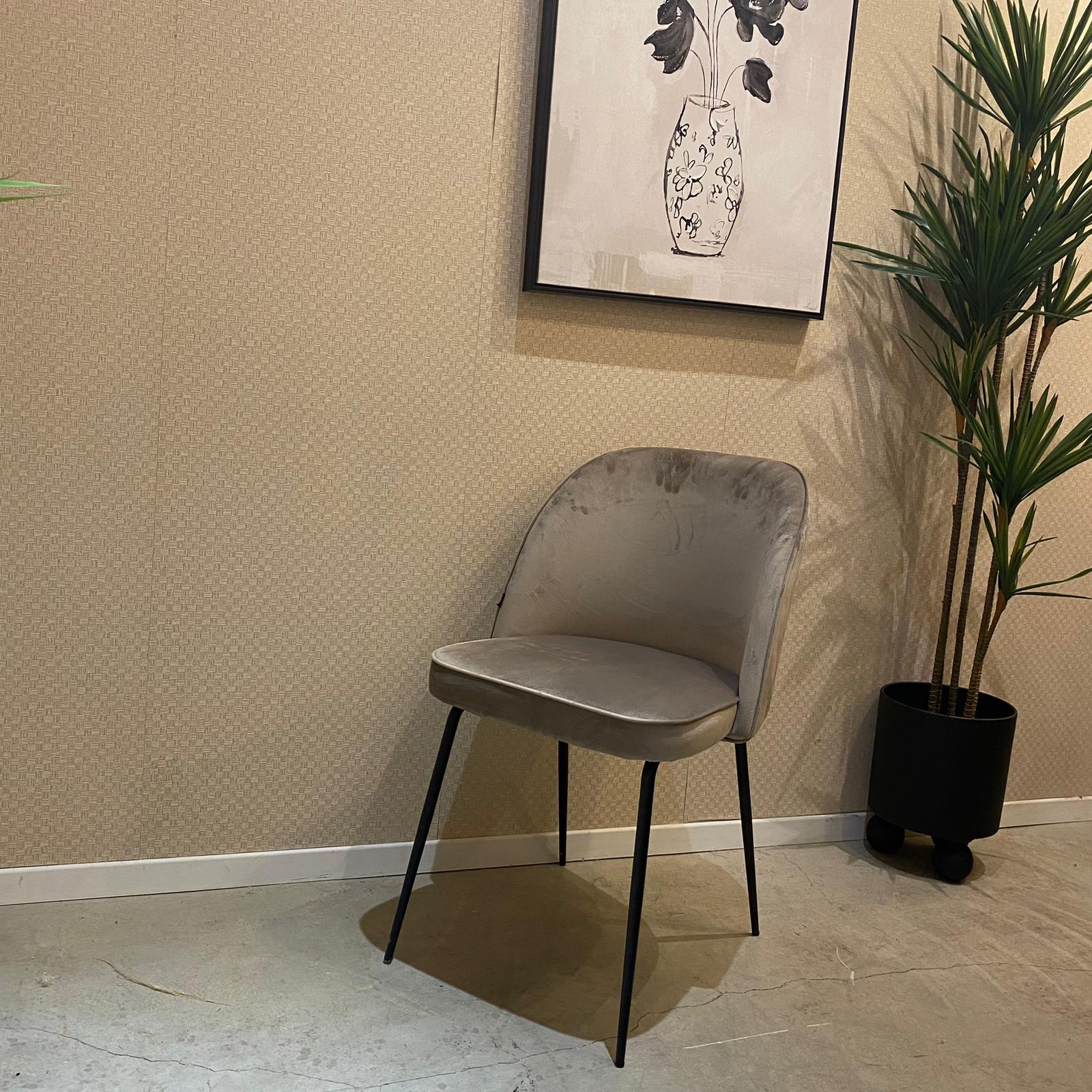 כיסא פינת אוכל דגם אמילי קטיפה בז כיסא פינת אוכל דגם אמילי קטיפה בז