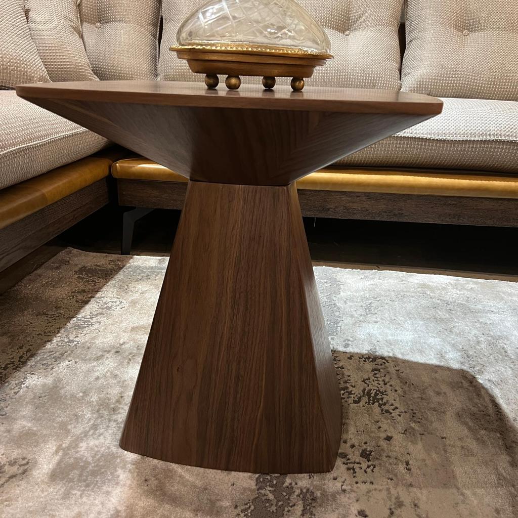 שולחן צד מרובע אגוז אמריקאי 50/50 דגם ווד קימי שולחן צד מרובע אגוז אמריקאי 50/50 דגם ווד קימי