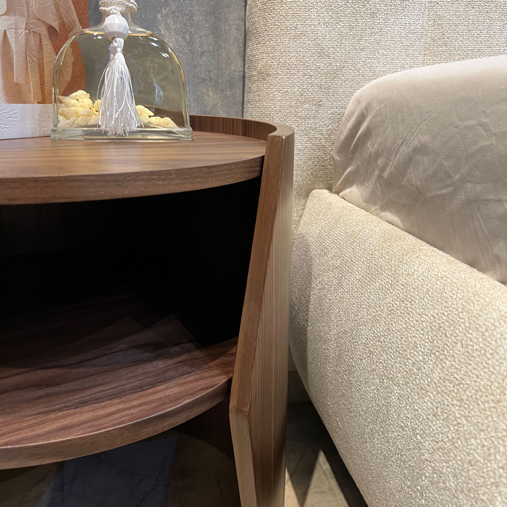 שידת צד דגם ווד קימי עגולה עם מדף