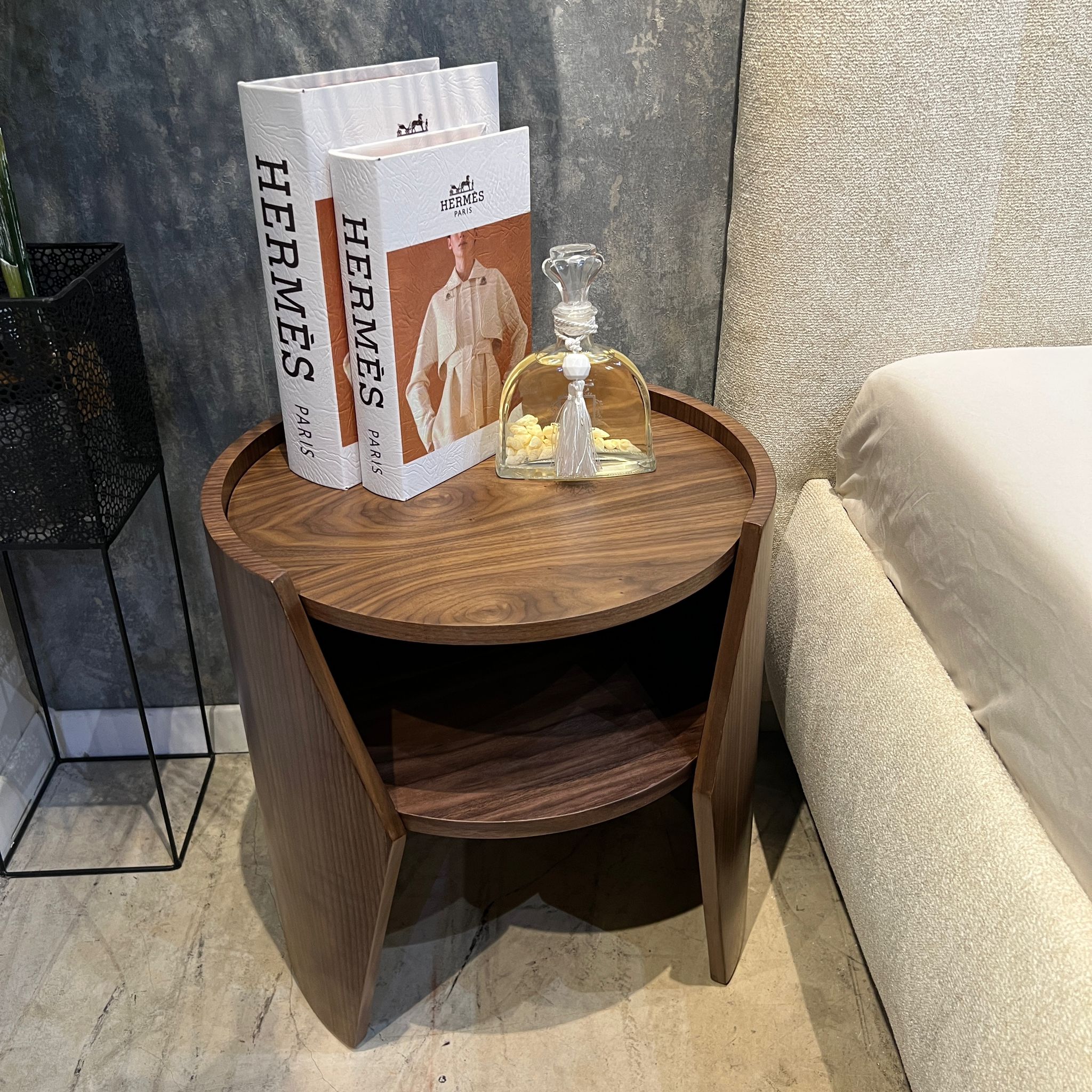 שידת צד דגם ווד קימי עגולה עם מדף