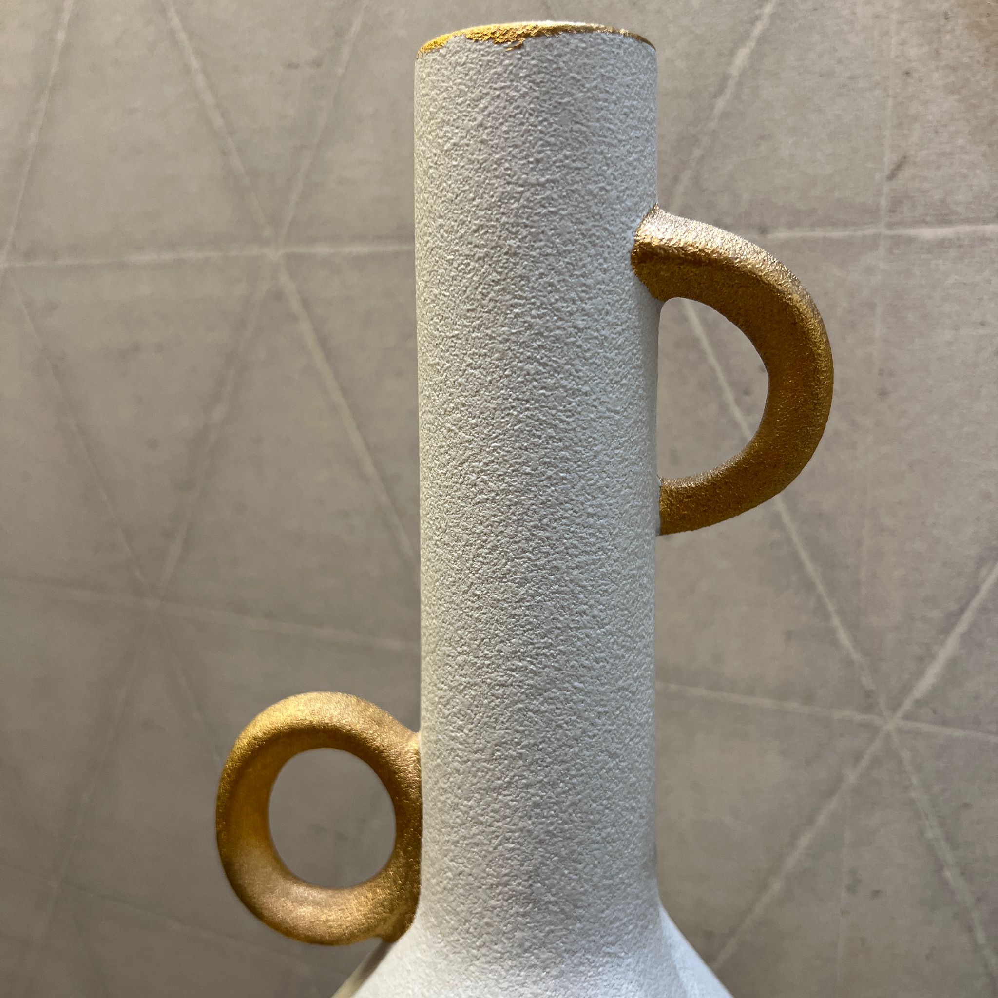 כד לבן ידיות זהב גבוה כד לבן ידיות זהב גבוה