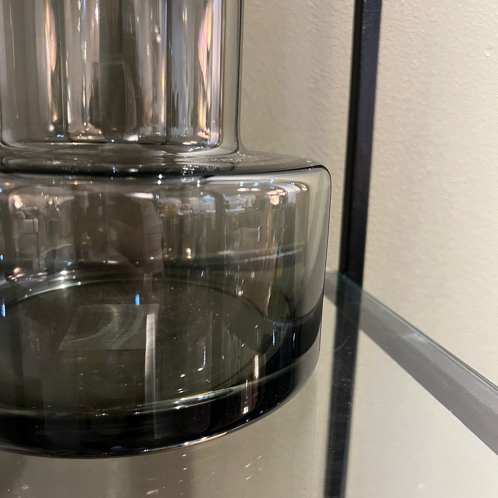 כד זכוכית אפורה בסיס רחב