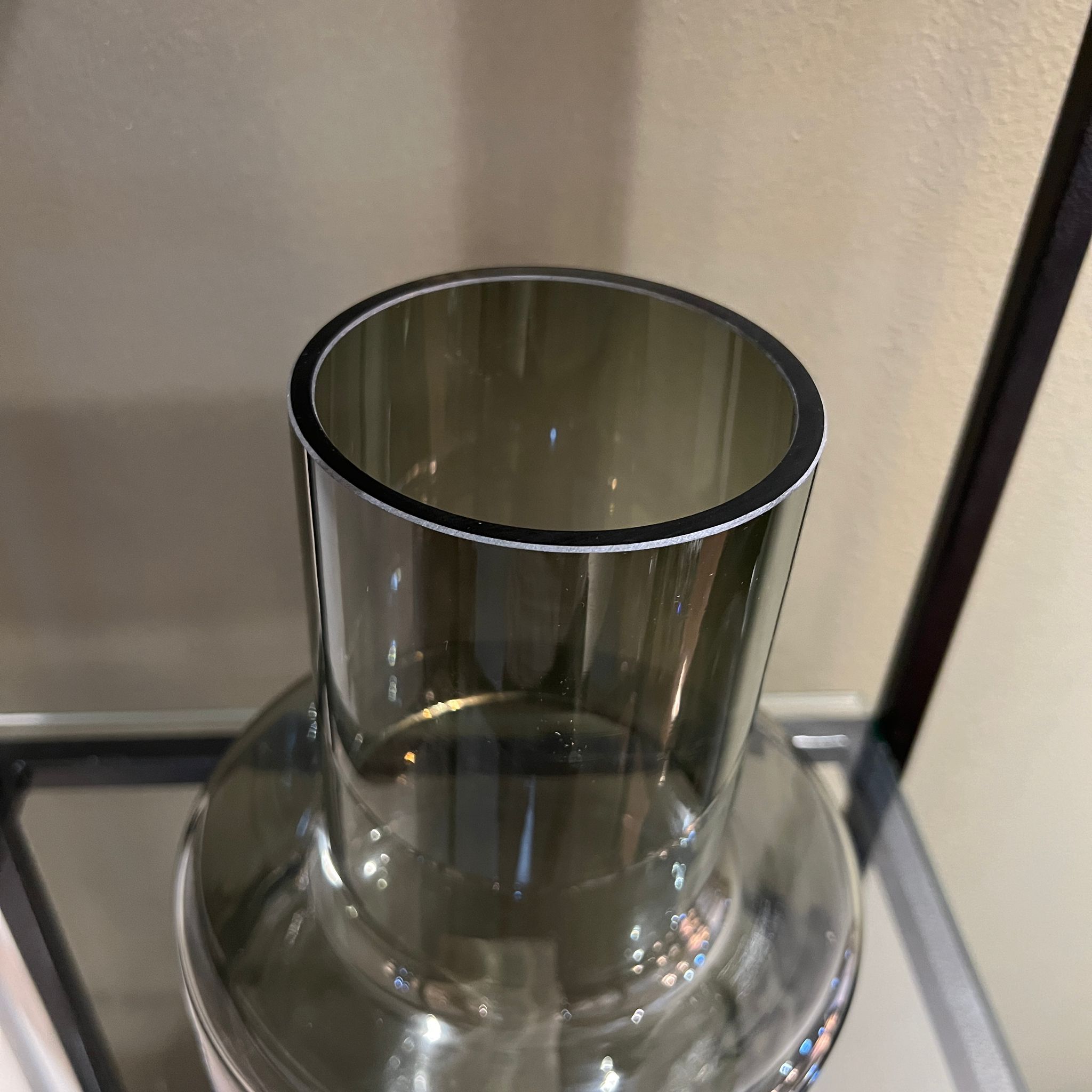 כד זכוכית אפורה בסיס רחב