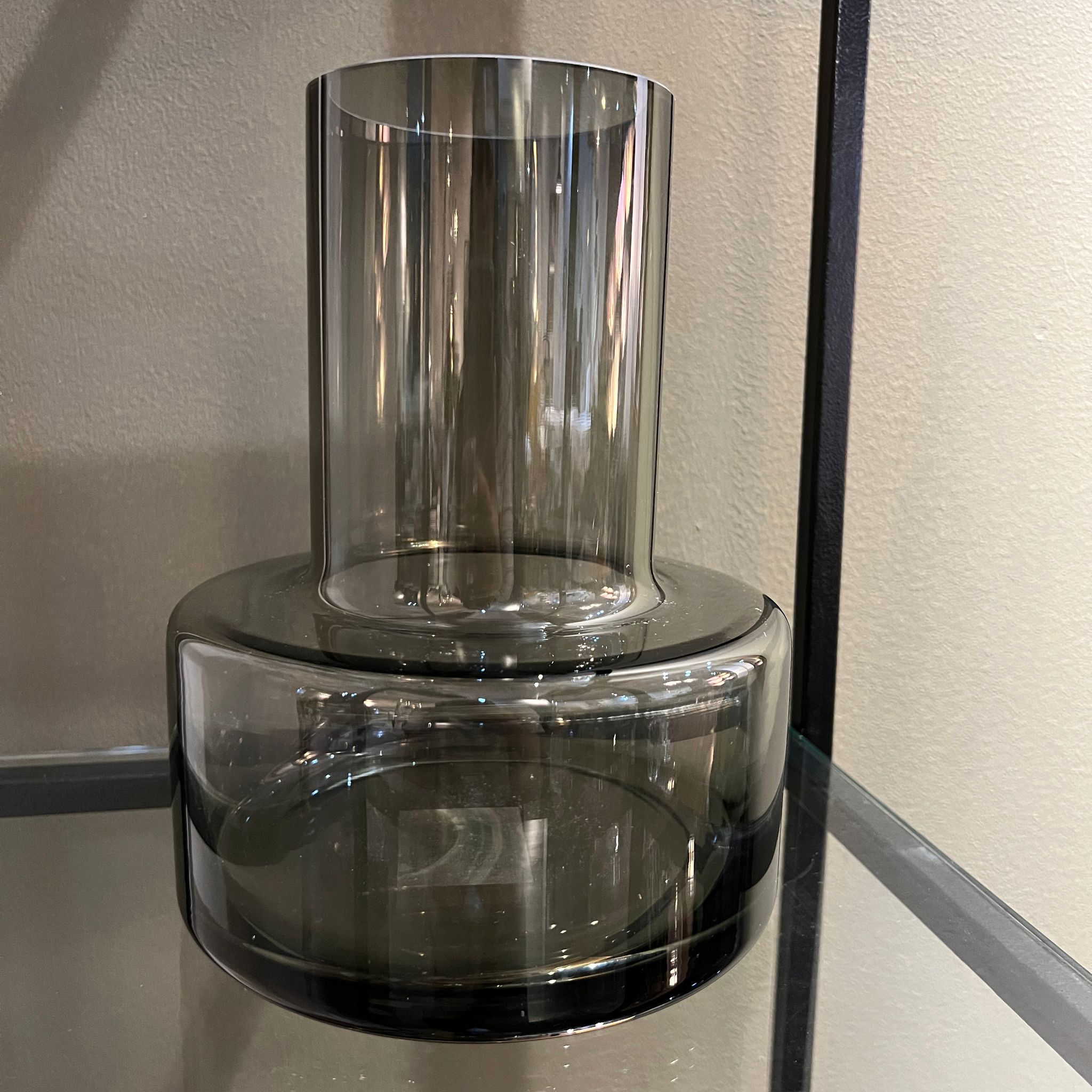 כד זכוכית אפורה בסיס רחב