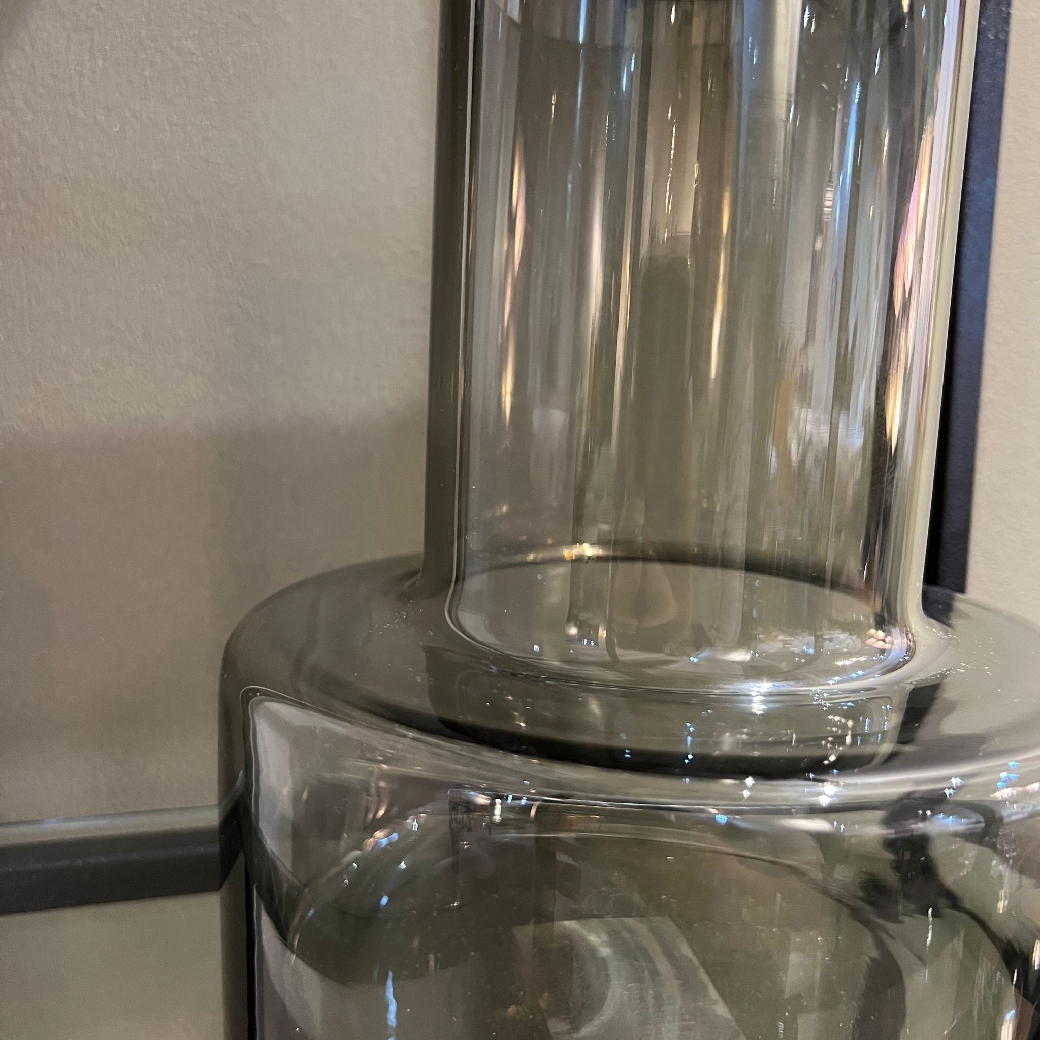 כד זכוכית אפורה בסיס רחב