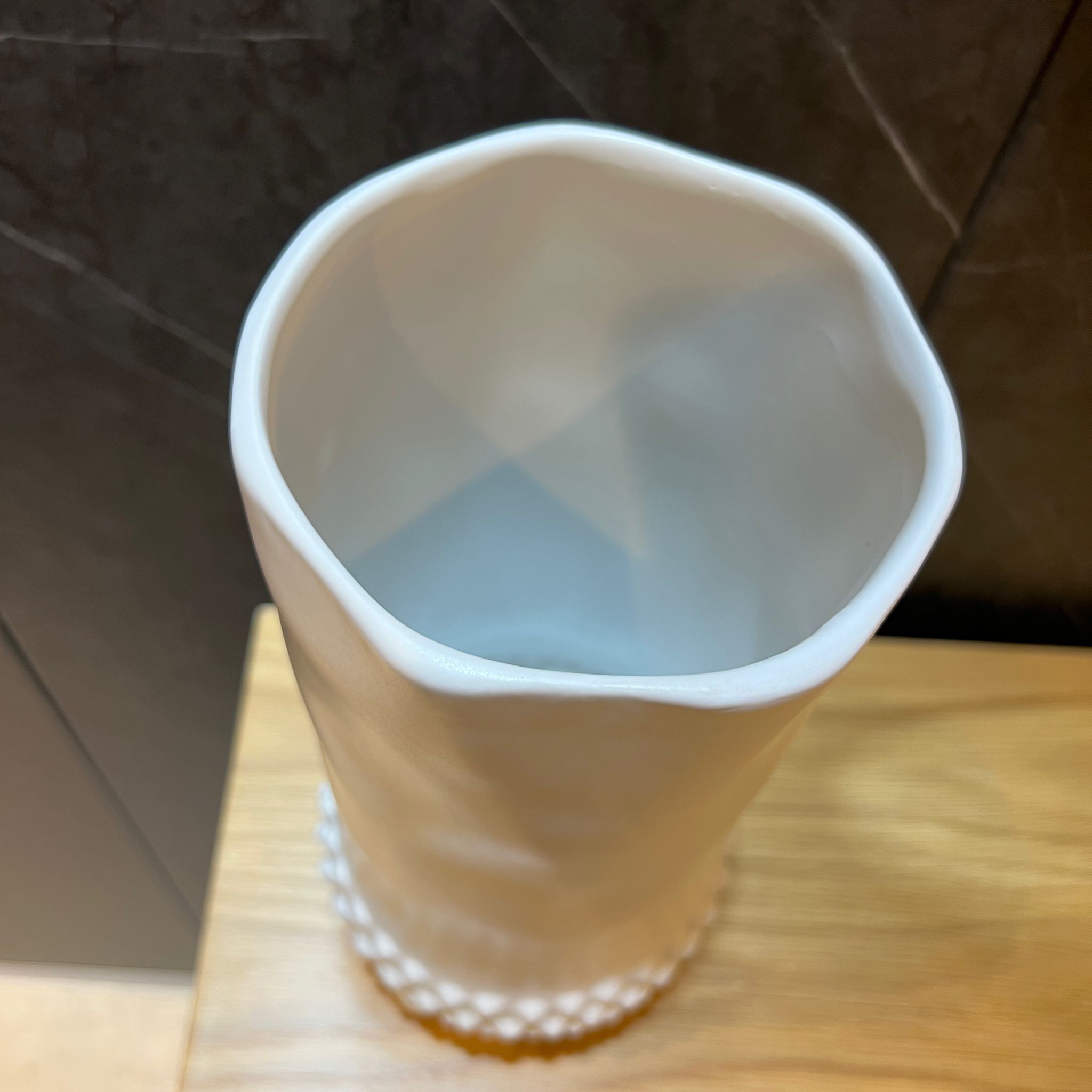 כד לבן על רגליים עיטורי כדורים בינוני כד לבן על רגליים עיטורי כדורים בינוני