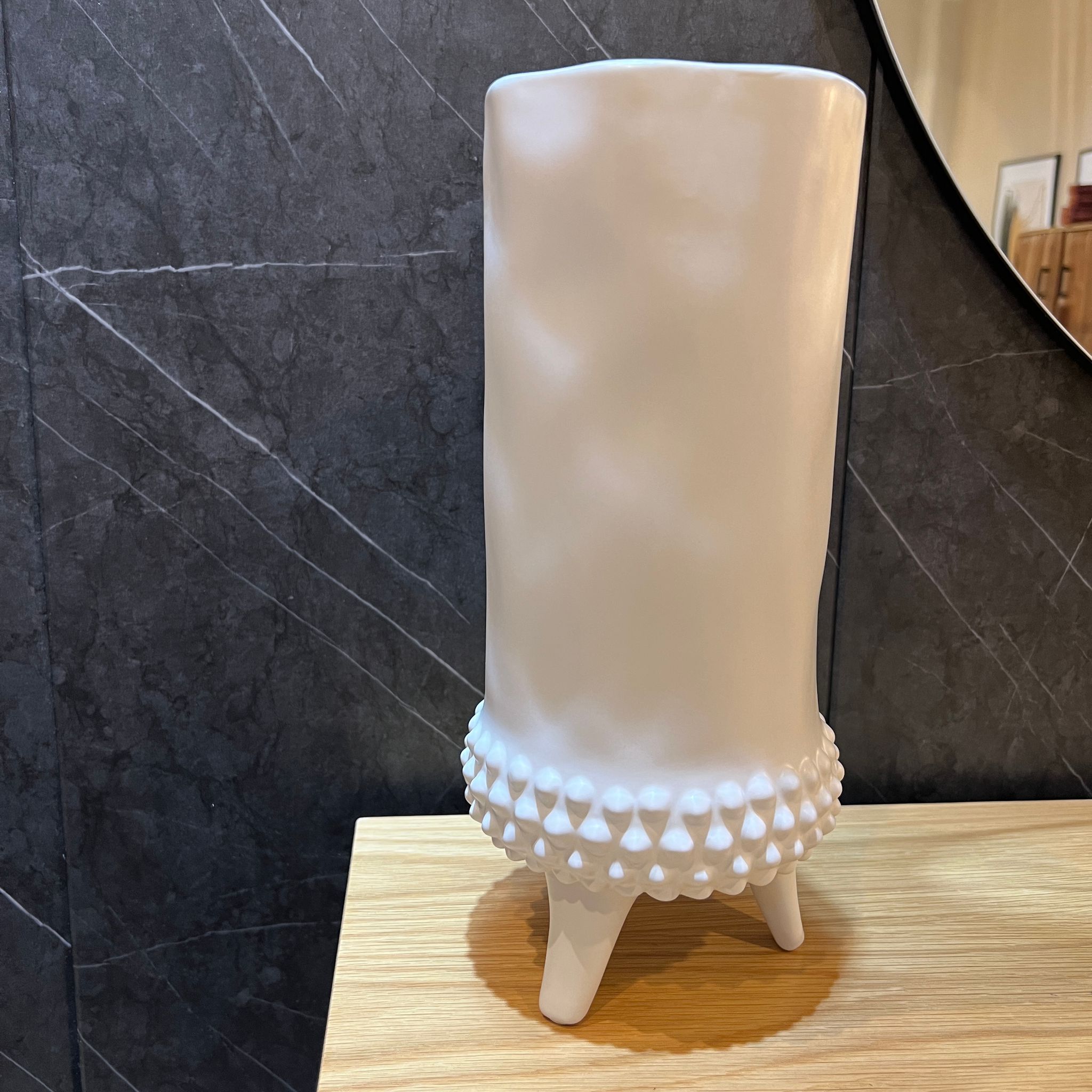 כד לבן על רגליים עיטורי כדורים בינוני כד לבן על רגליים עיטורי כדורים בינוני