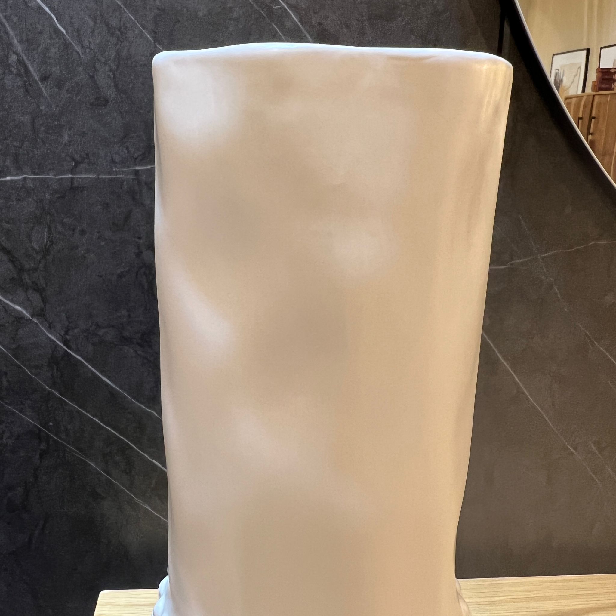 כד לבן על רגליים עיטורי כדורים בינוני כד לבן על רגליים עיטורי כדורים בינוני