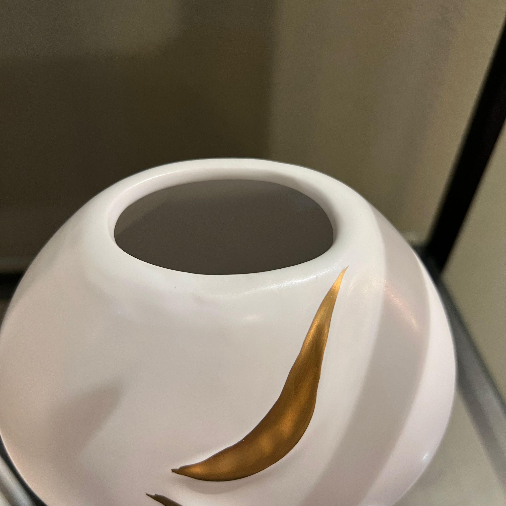 כד לבן פרופיל פנים זהב בינוני