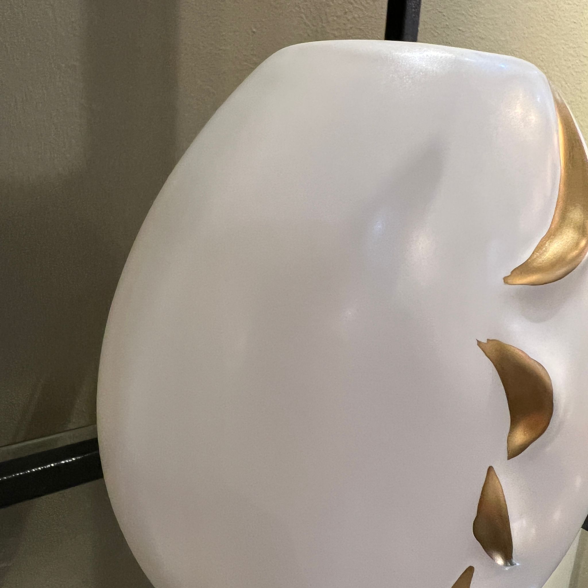 כד לבן פרופיל פנים זהב בינוני