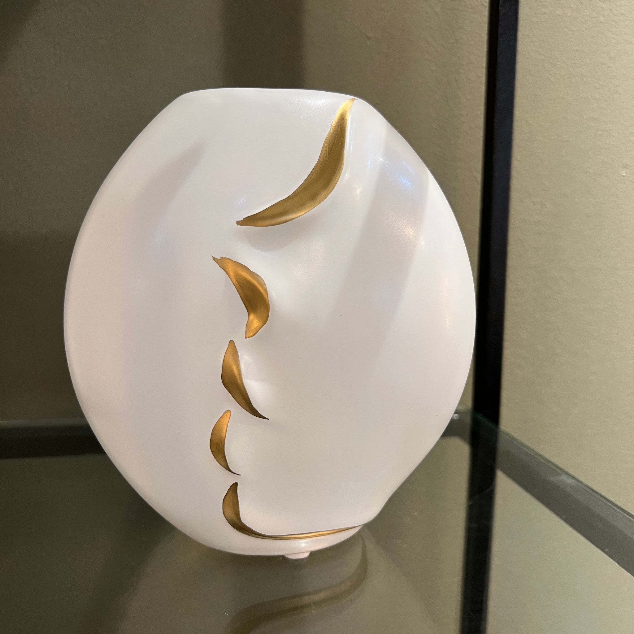 כד לבן פרופיל פנים זהב בינוני