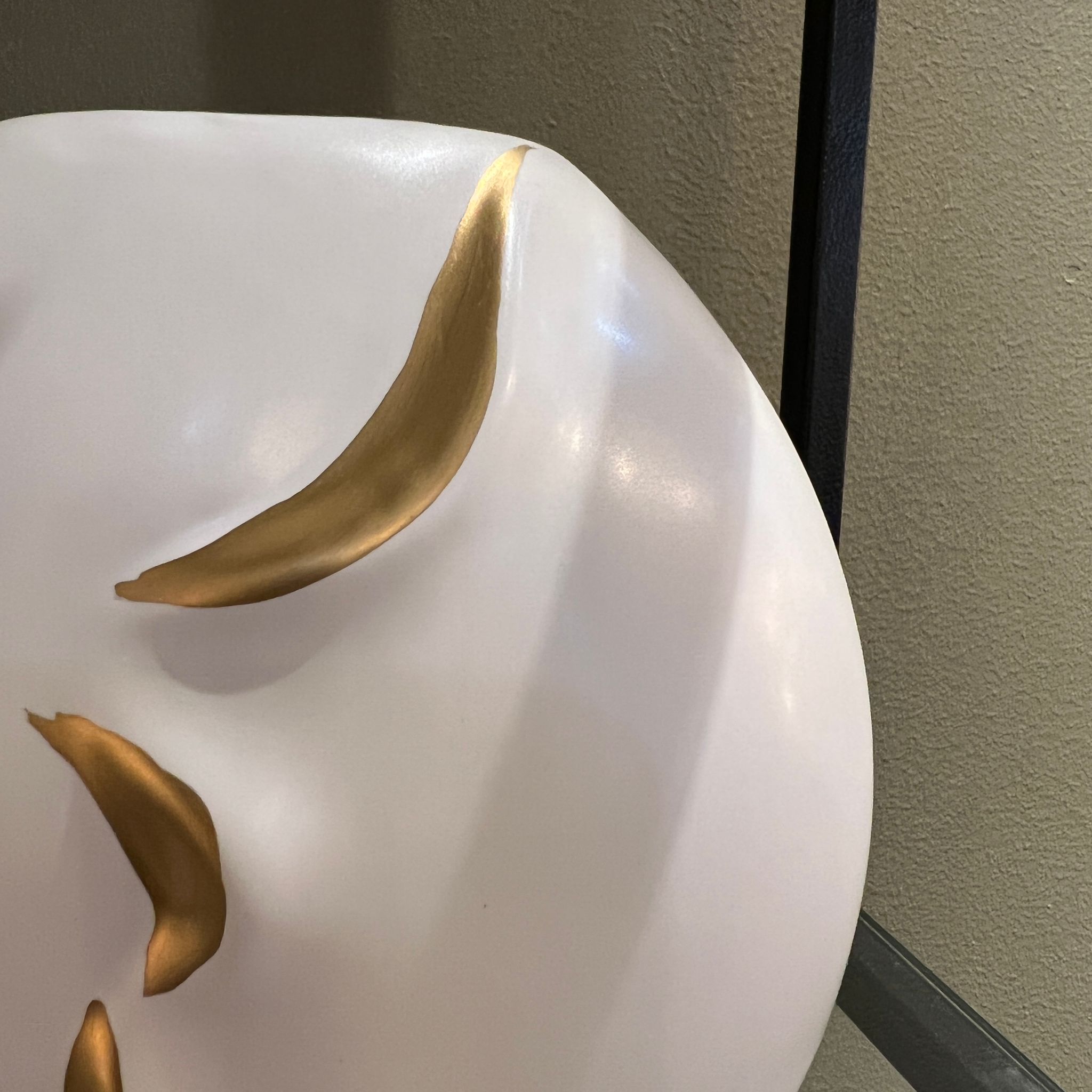 כד לבן פרופיל פנים זהב בינוני