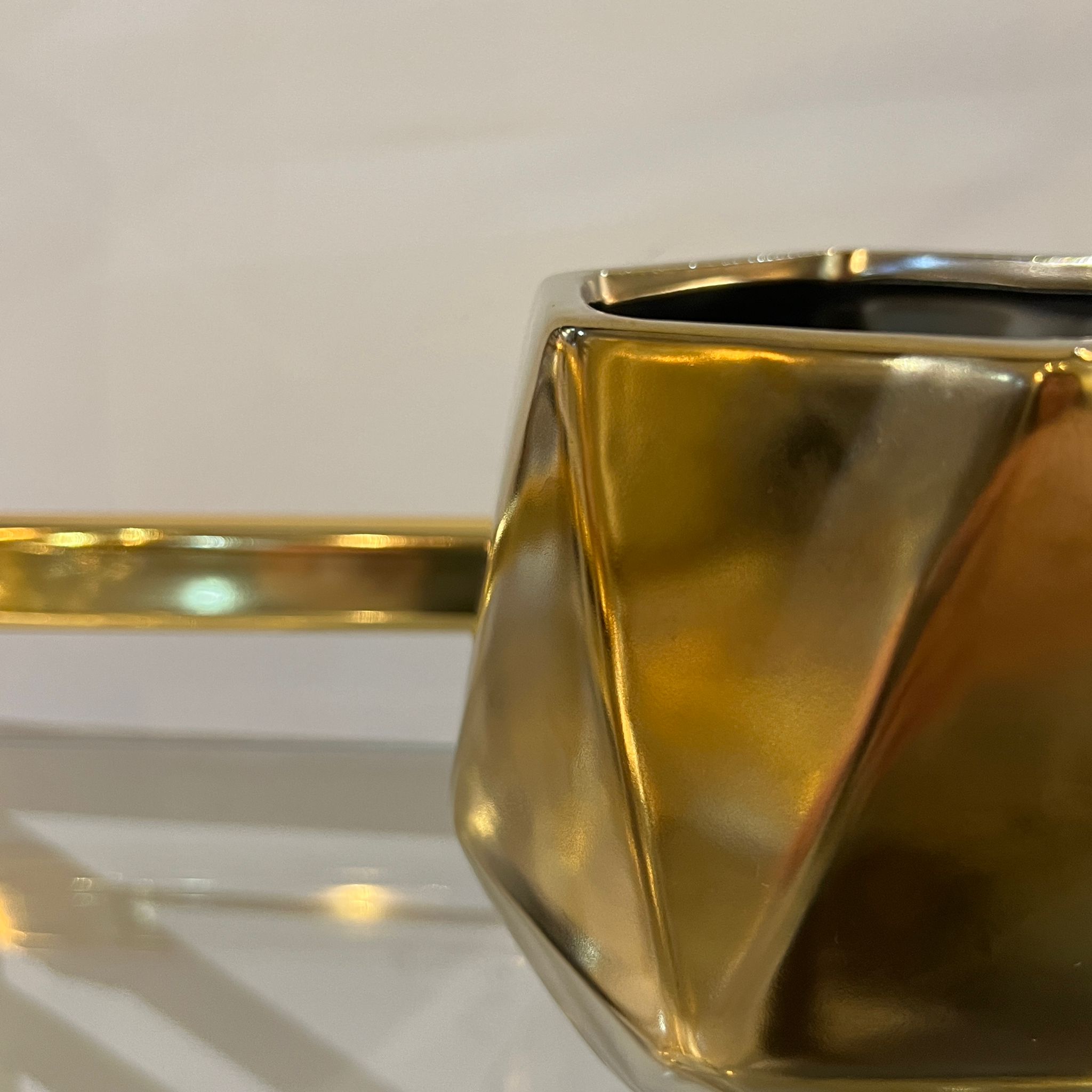 כד עציץ זהב קטן