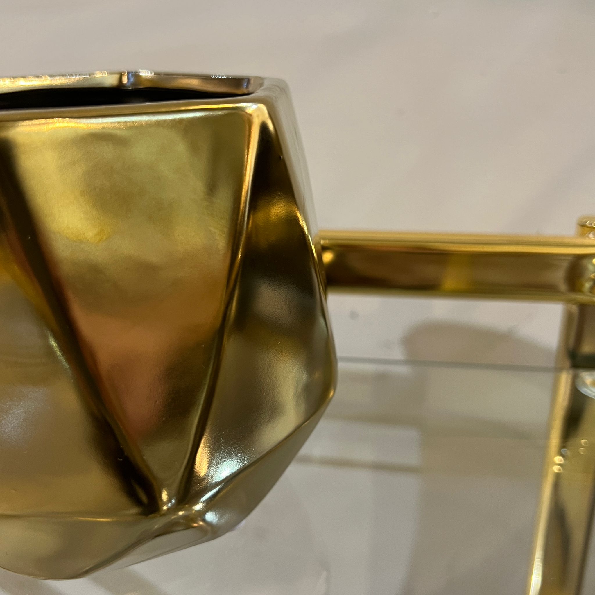 כד עציץ זהב קטן