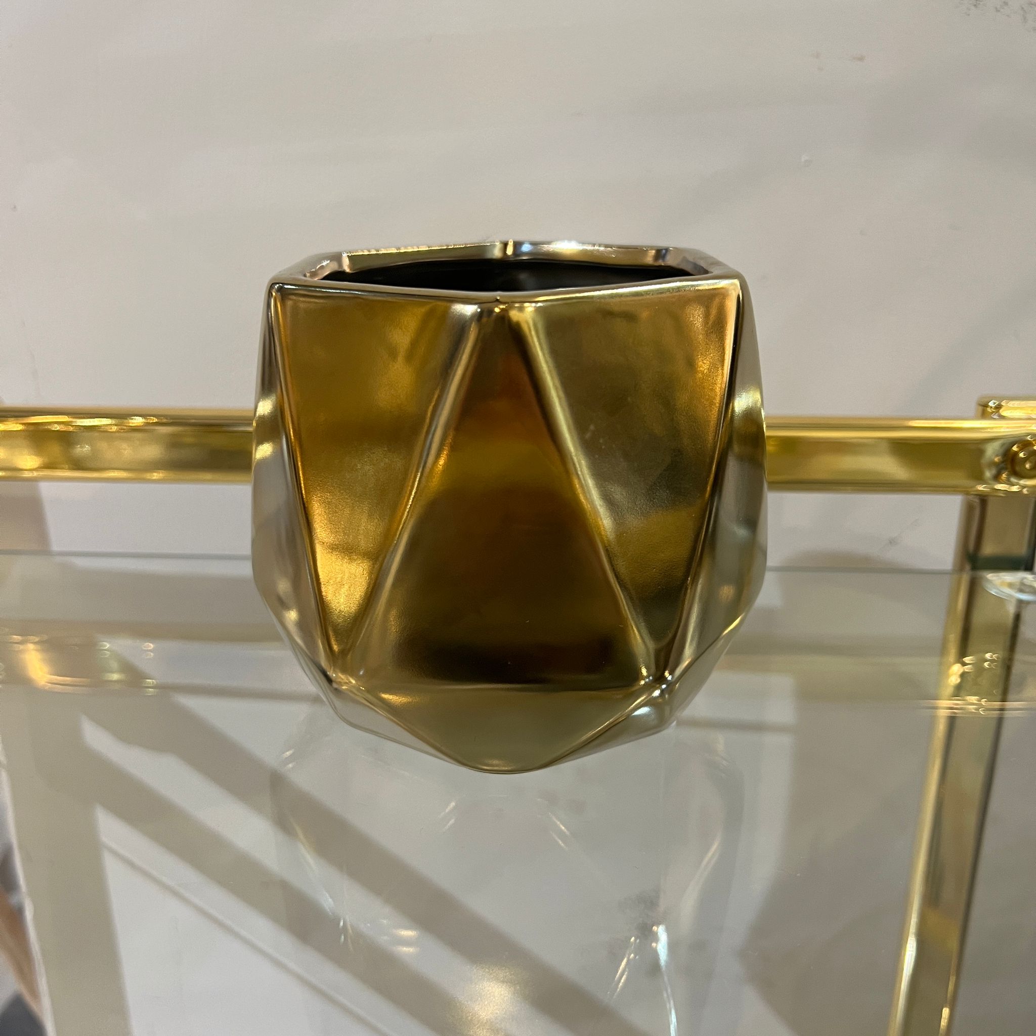 כד עציץ זהב קטן