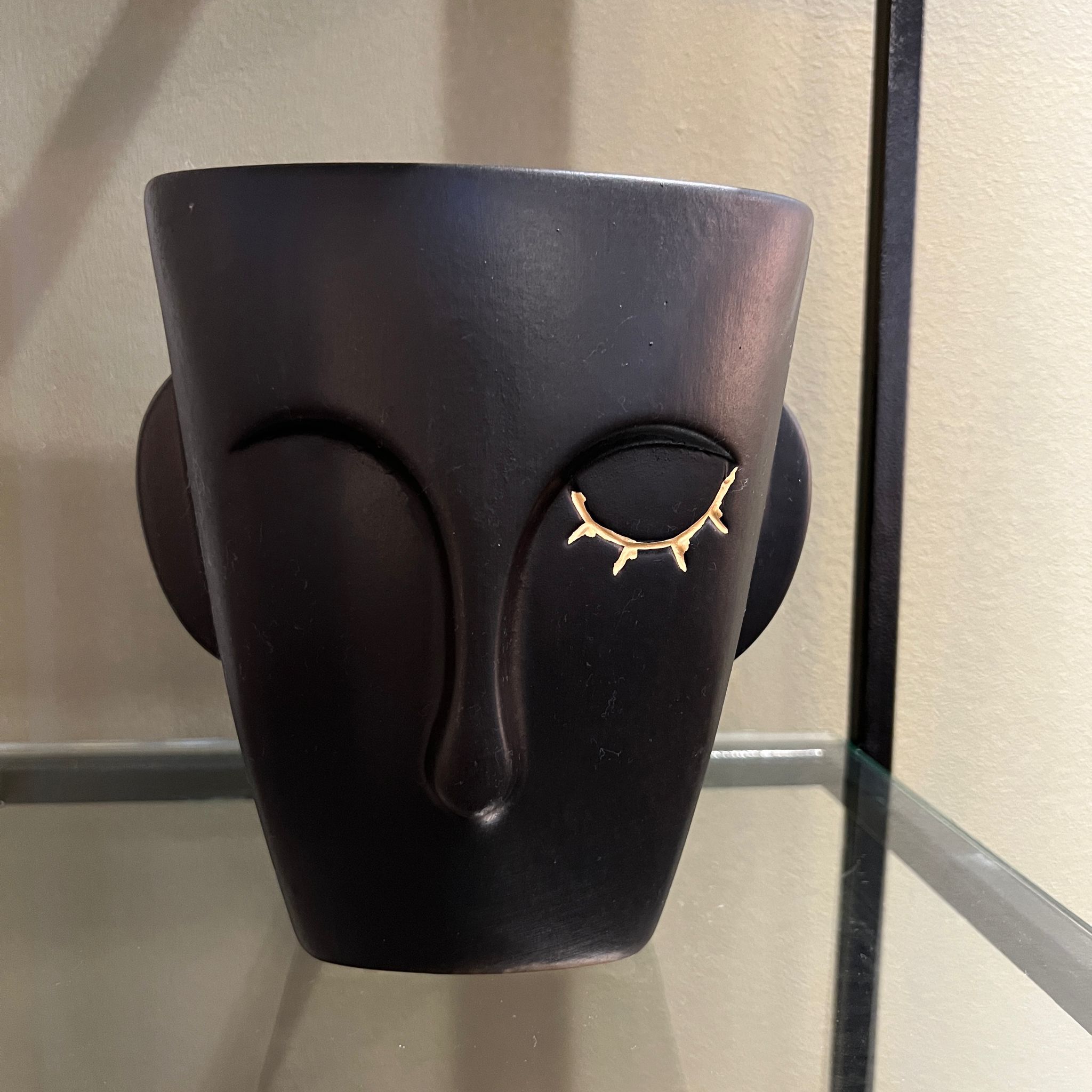 כד פנים קריצה שחור קטן