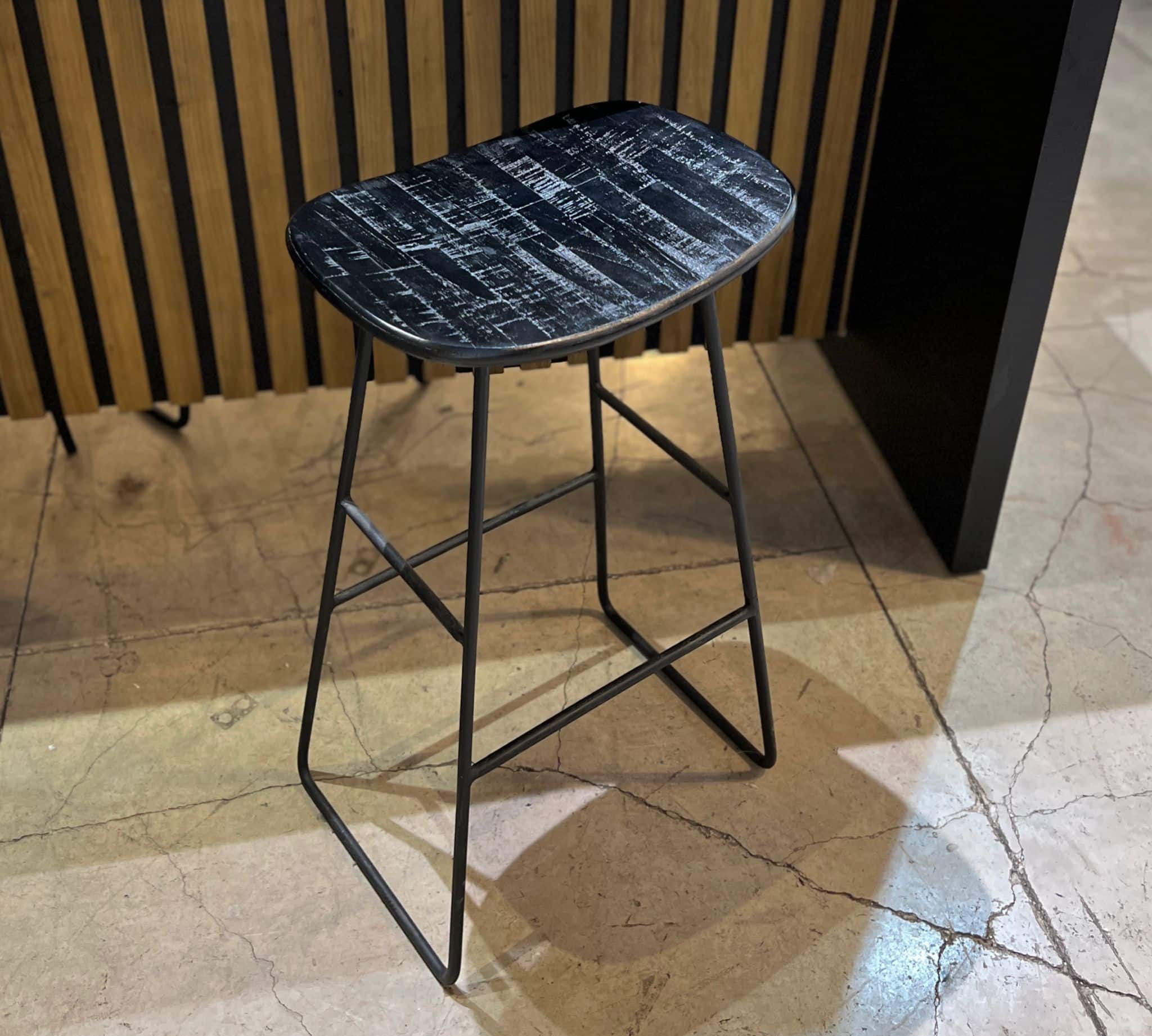 כסא בר עץ שחור דגם רוני כסא בר עץ שחור דגם רוני