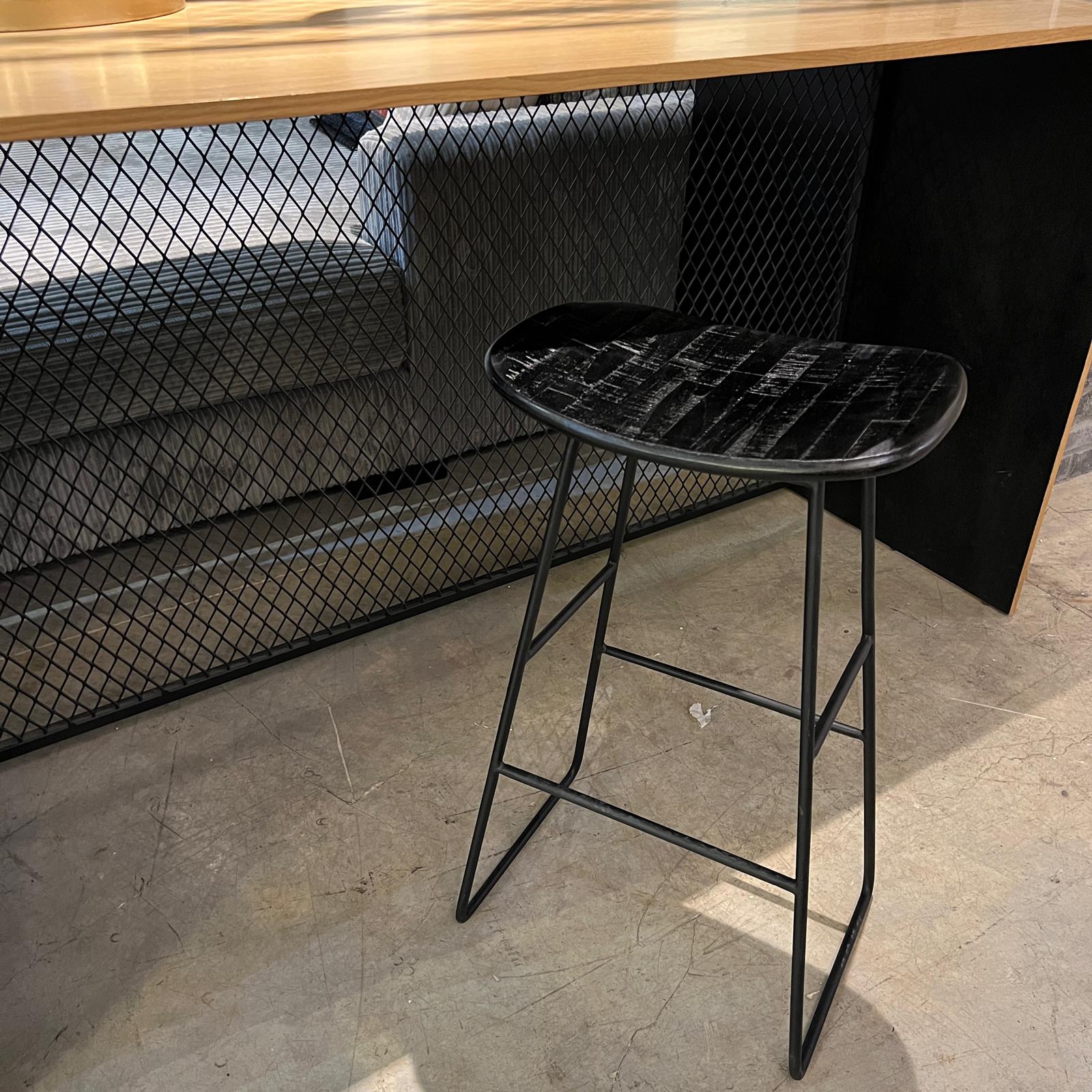 כסא בר עץ שחור דגם רוני כסא בר עץ שחור דגם רוני