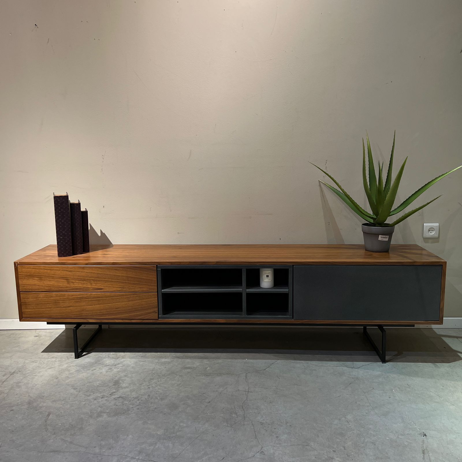 מזנון מעוצב דגם קובייה | בעיצוב אישי מזנון מעוצב דגם קובייה | בעיצוב אישי