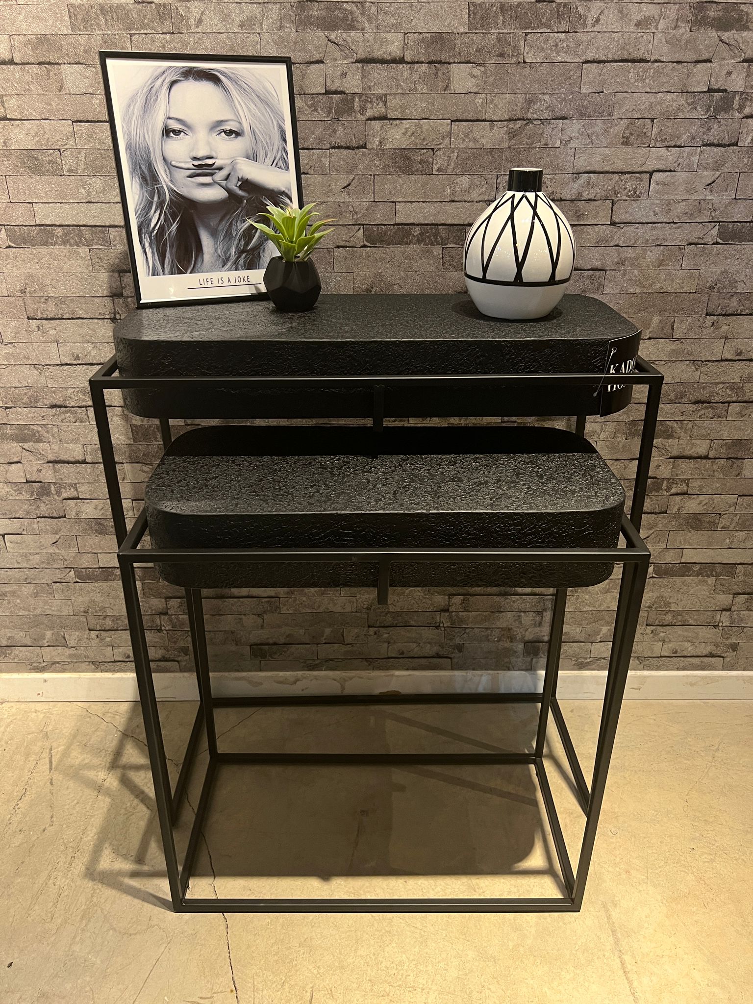 קונסולה שחור בטון פינות מעוגלות דגם רוני קטן קונסולה שחור בטון פינות מעוגלות דגם רוני קטן