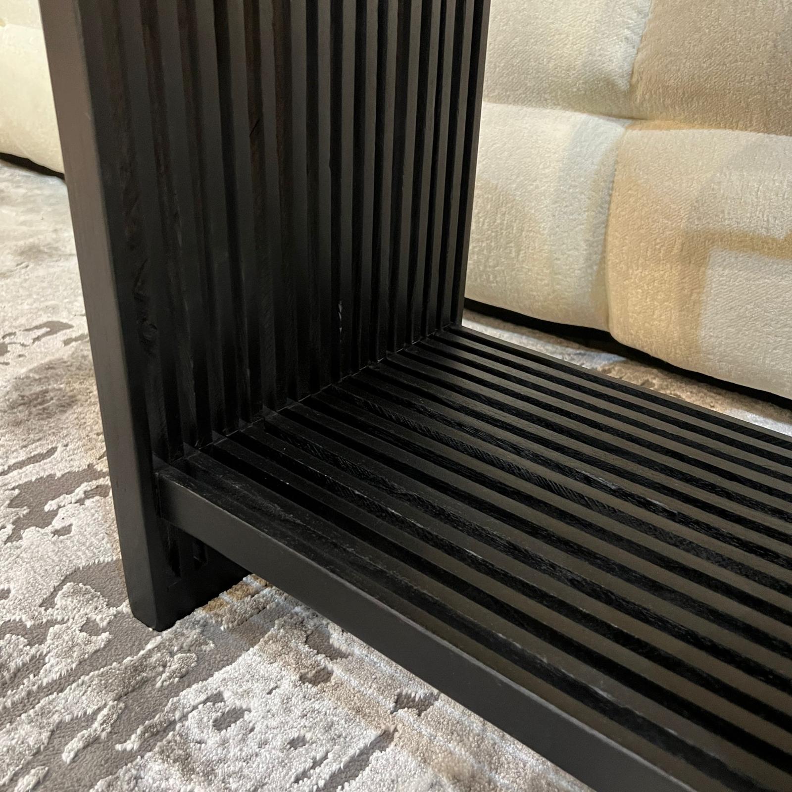 שולחן צד פסים עץ שחור דגם רוני שולחן צד פסים עץ שחור דגם רוני