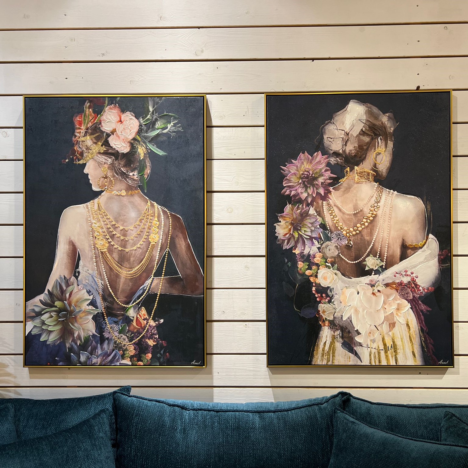 תמונת שמן בשילוב הדפסה אישה ופרחים רקע שחור תמונת שמן בשילוב הדפסה אישה ופרחים רקע שחור