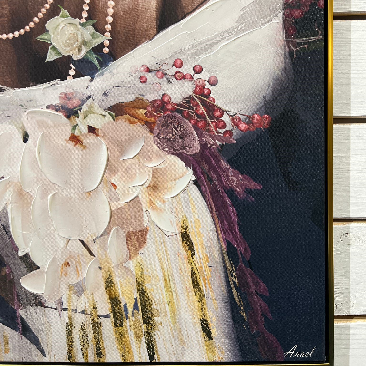 תמונת שמן בשילוב הדפסה אישה ופרחים רקע שחור תמונת שמן בשילוב הדפסה אישה ופרחים רקע שחור