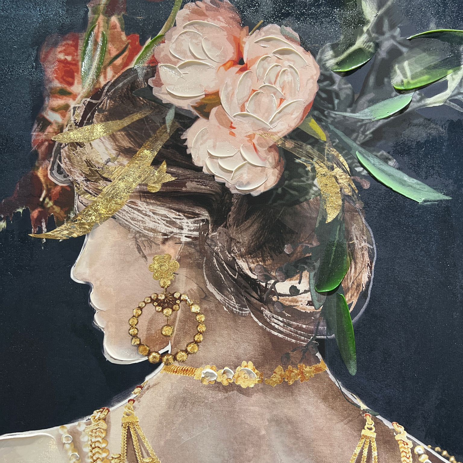 תמונת שמן בשילוב הדפסה אישה ופרחים רקע שחור תמונת שמן בשילוב הדפסה אישה ופרחים רקע שחור