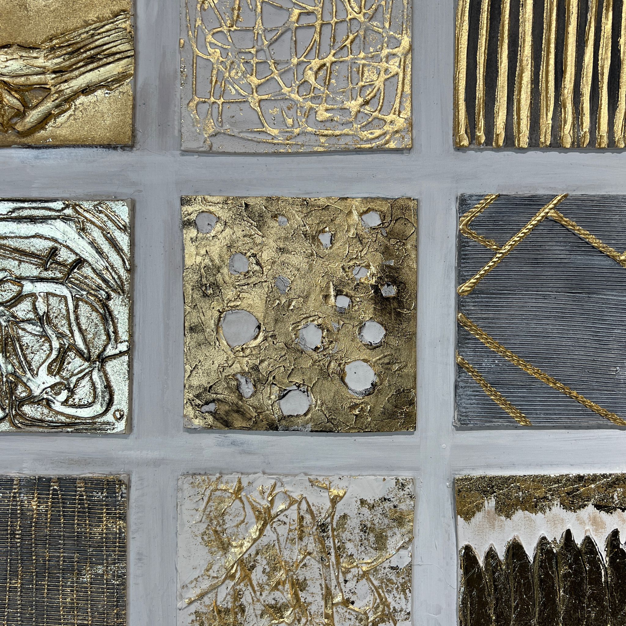 תמונת שמן המחולקת לריבועים עם מסגרת