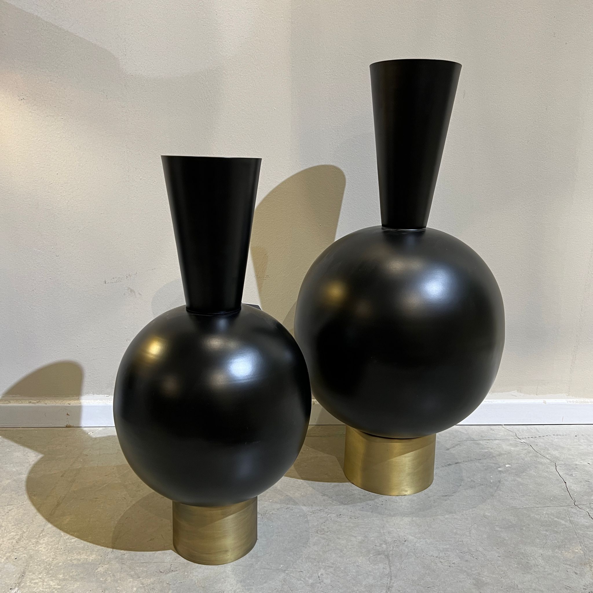 כד מתכת דגם ראבי קונוס שחור