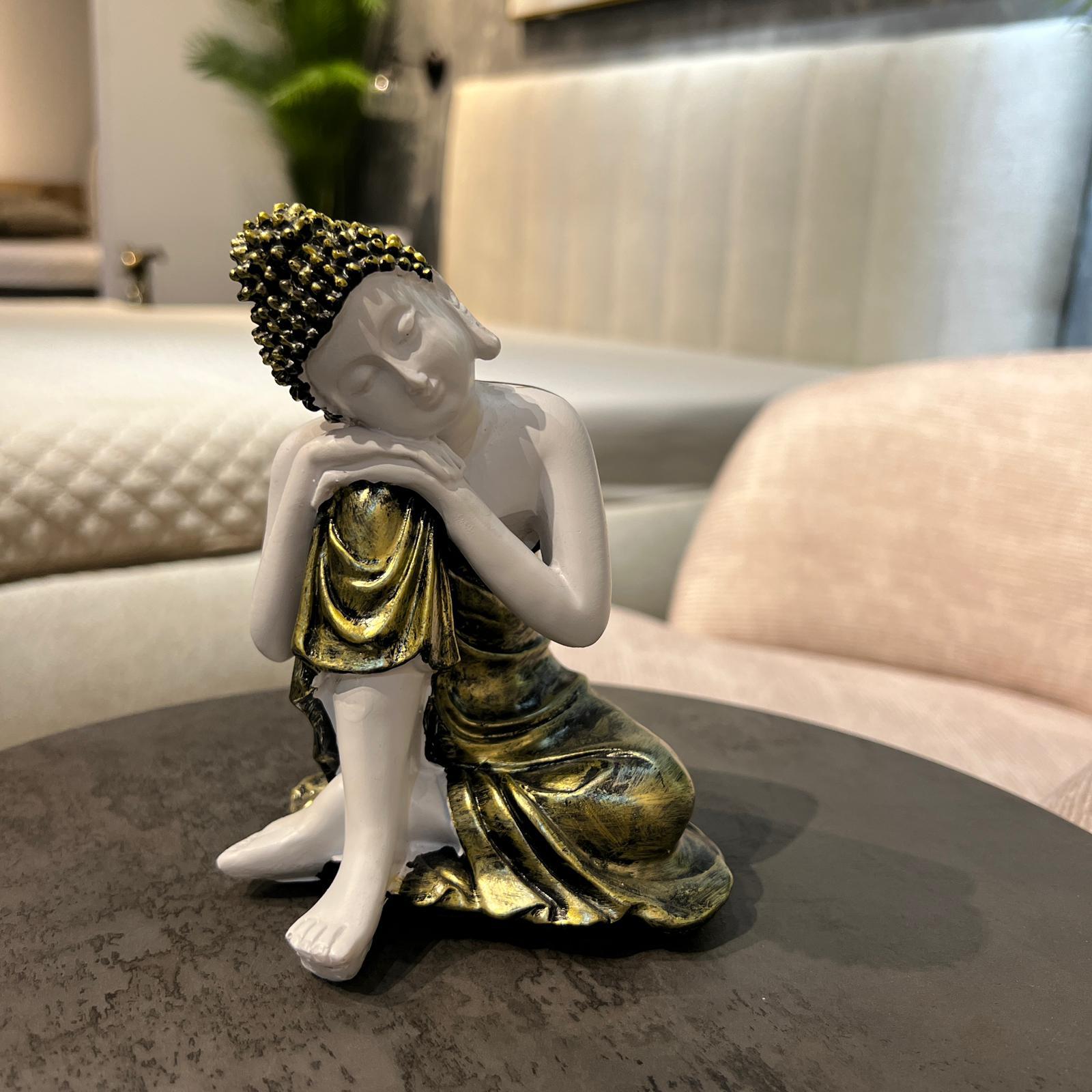 פסל בודהה לבנה נשענת על רגל