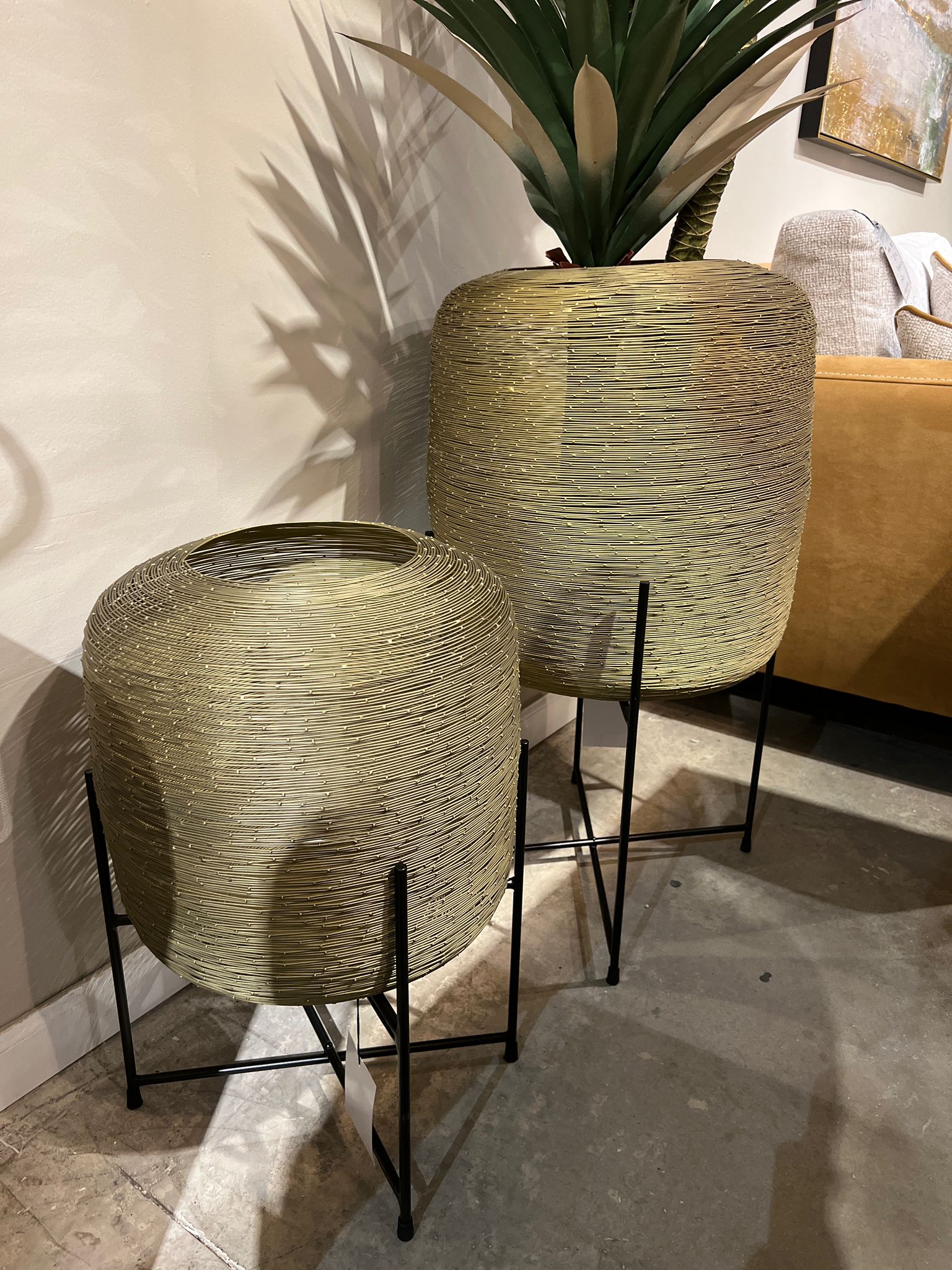 פלנטר דגם ראבי חוטי ברזל זהב עם סטנד פלנטר דגם ראבי חוטי ברזל זהב עם סטנד