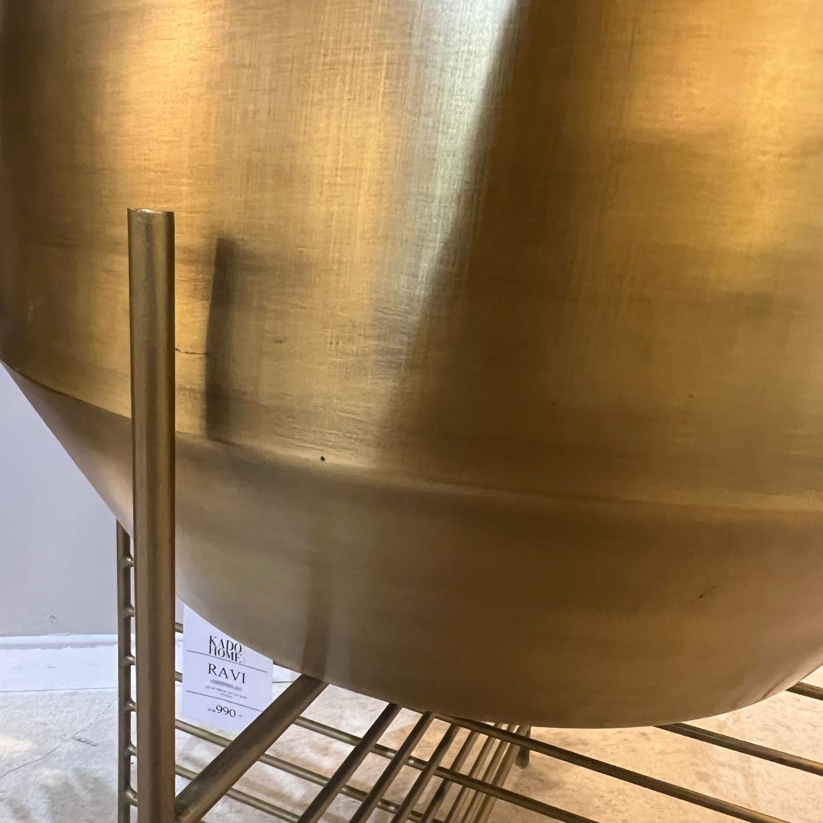 פלנטר דגם ראבי עם סטנד זהב פלנטר דגם ראבי עם סטנד זהב