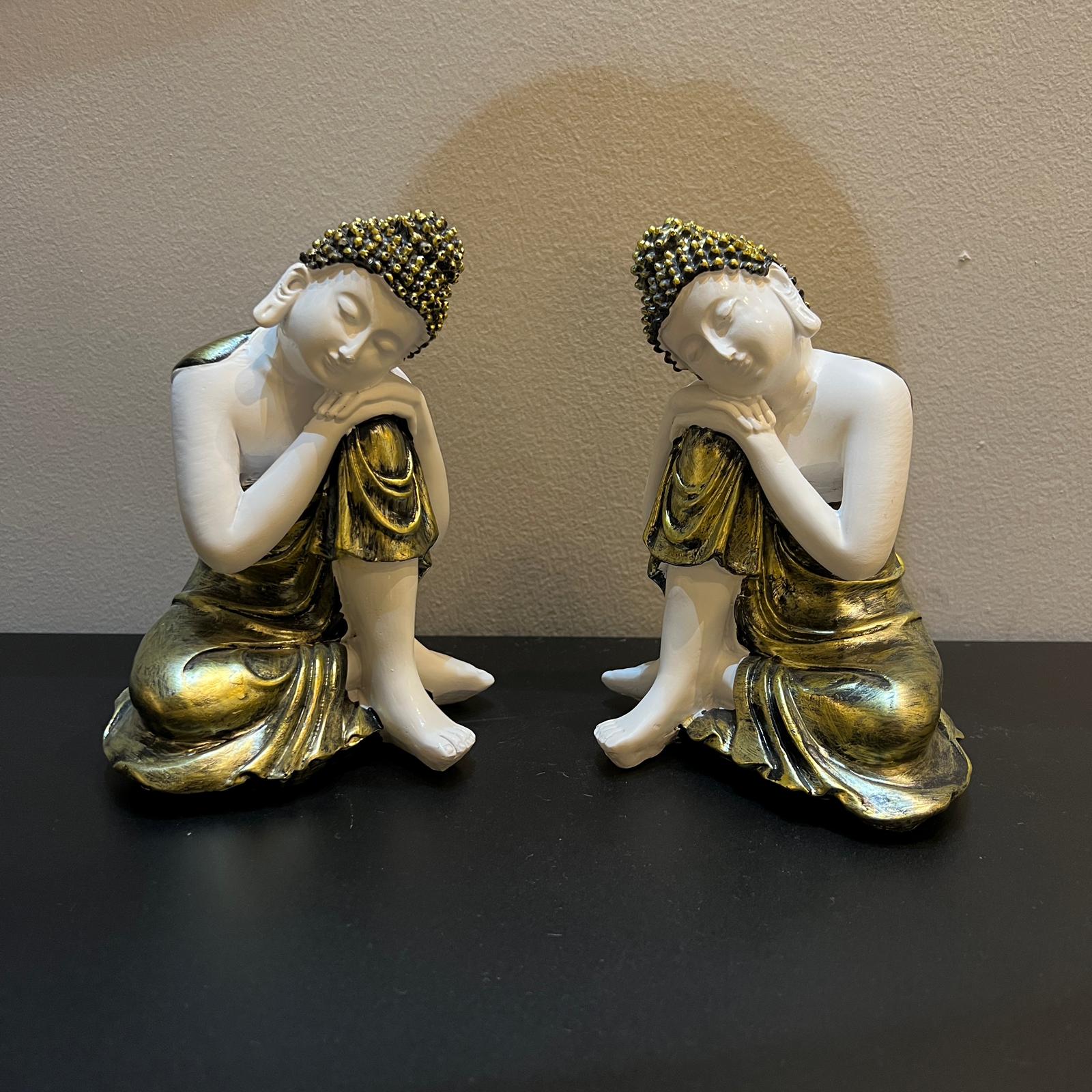 פסל בודהה לבנה נשענת על רגל פסל בודהה לבנה נשענת על רגל