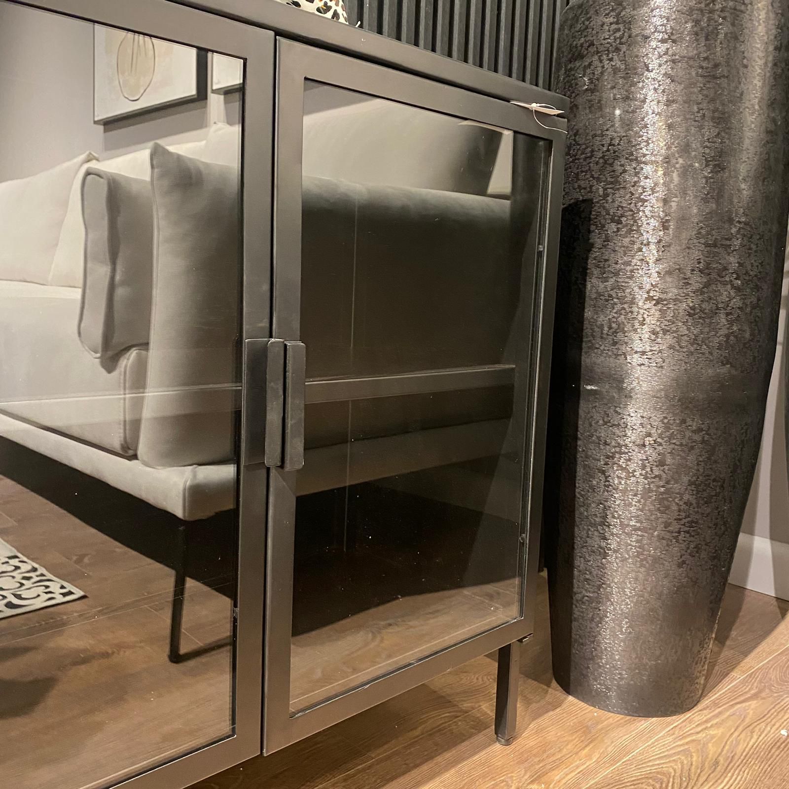 קומודה ברזל וזכוכית דגם סוניל 4 דלתות זכוכית - חיסול מתצוגה! קומודה ברזל וזכוכית דגם סוניל 4 דלתות זכוכית - חיסול מתצוגה!