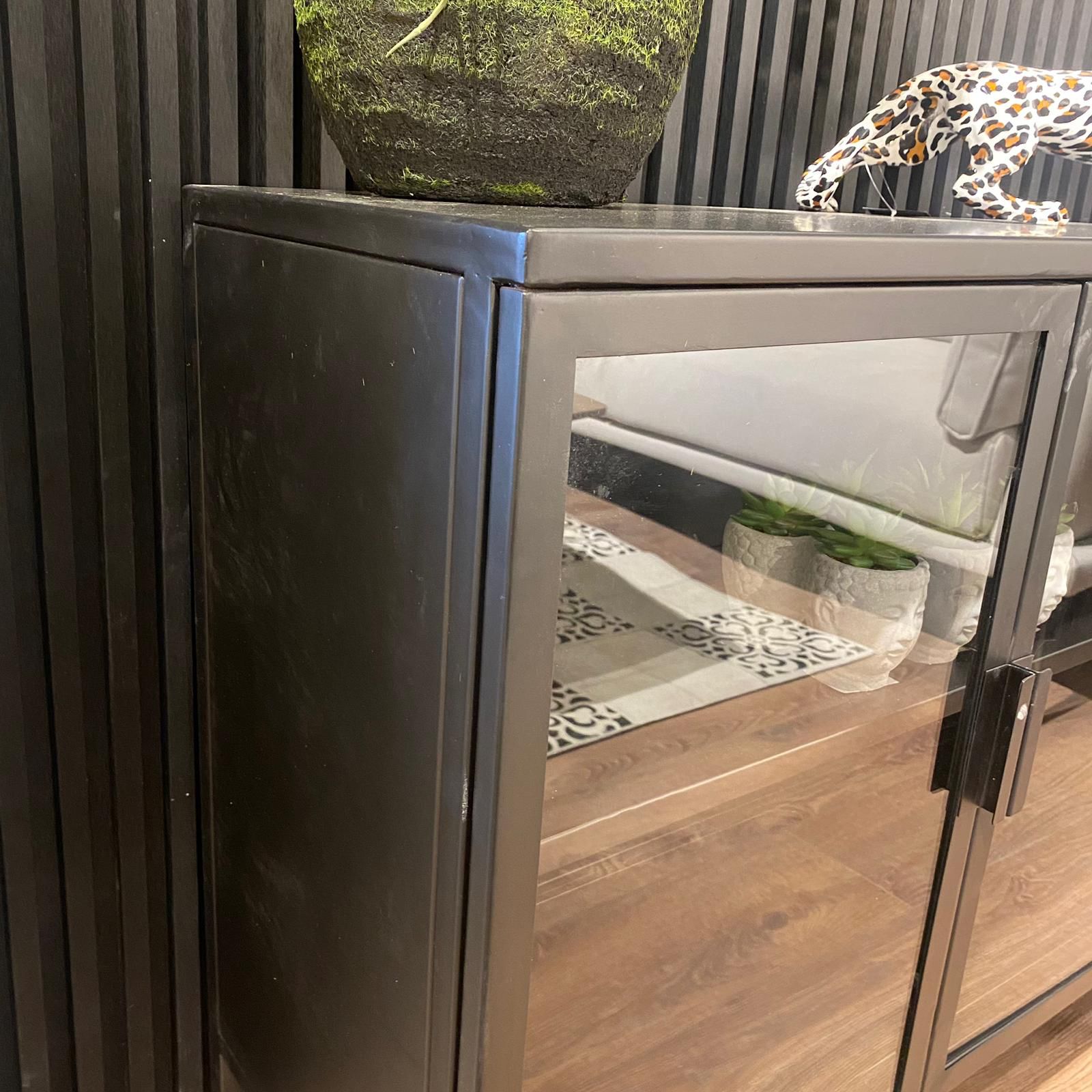 קומודה ברזל וזכוכית דגם סוניל 4 דלתות זכוכית - חיסול מתצוגה! קומודה ברזל וזכוכית דגם סוניל 4 דלתות זכוכית - חיסול מתצוגה!