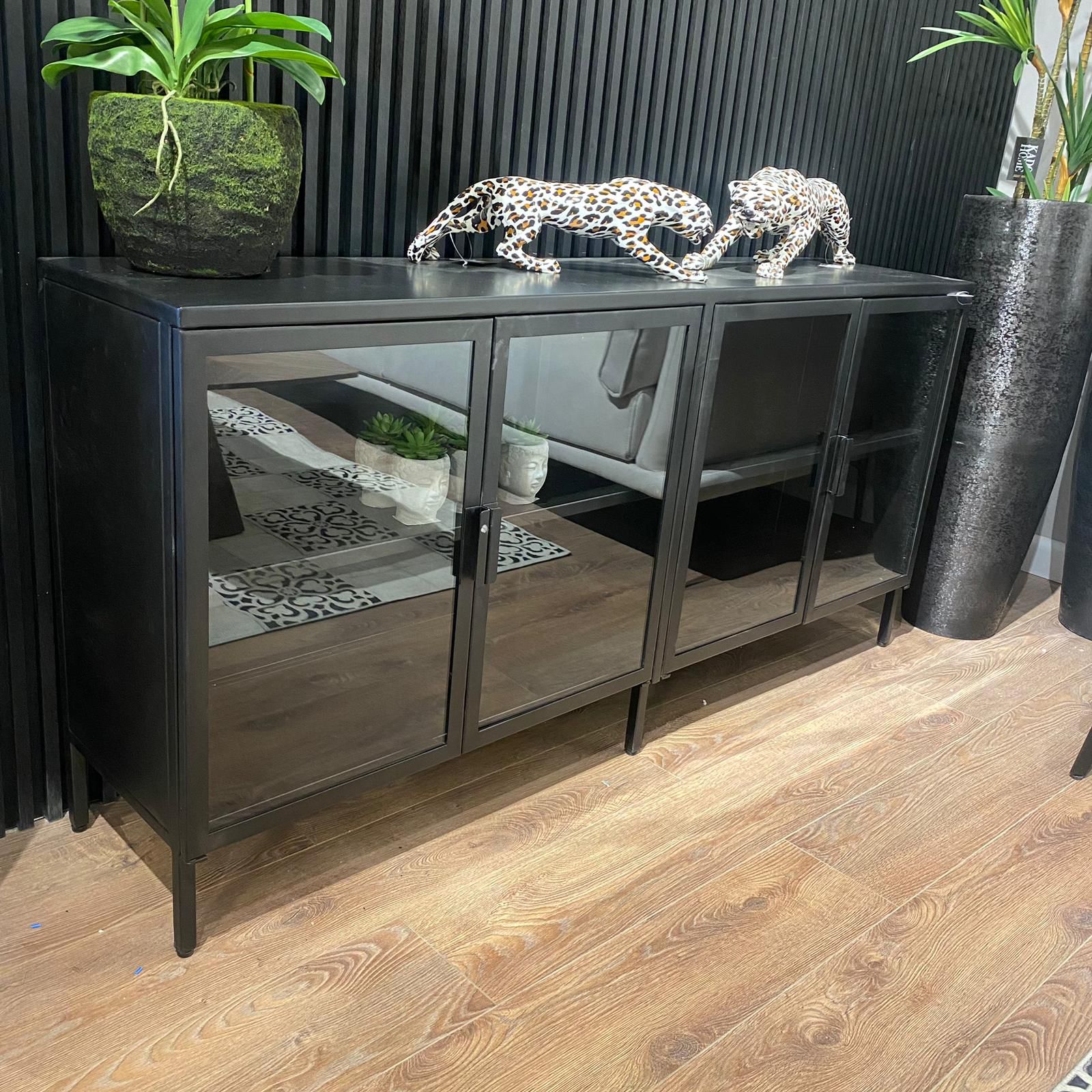 קומודה ברזל וזכוכית דגם סוניל 4 דלתות זכוכית - חיסול מתצוגה! קומודה ברזל וזכוכית דגם סוניל 4 דלתות זכוכית - חיסול מתצוגה!