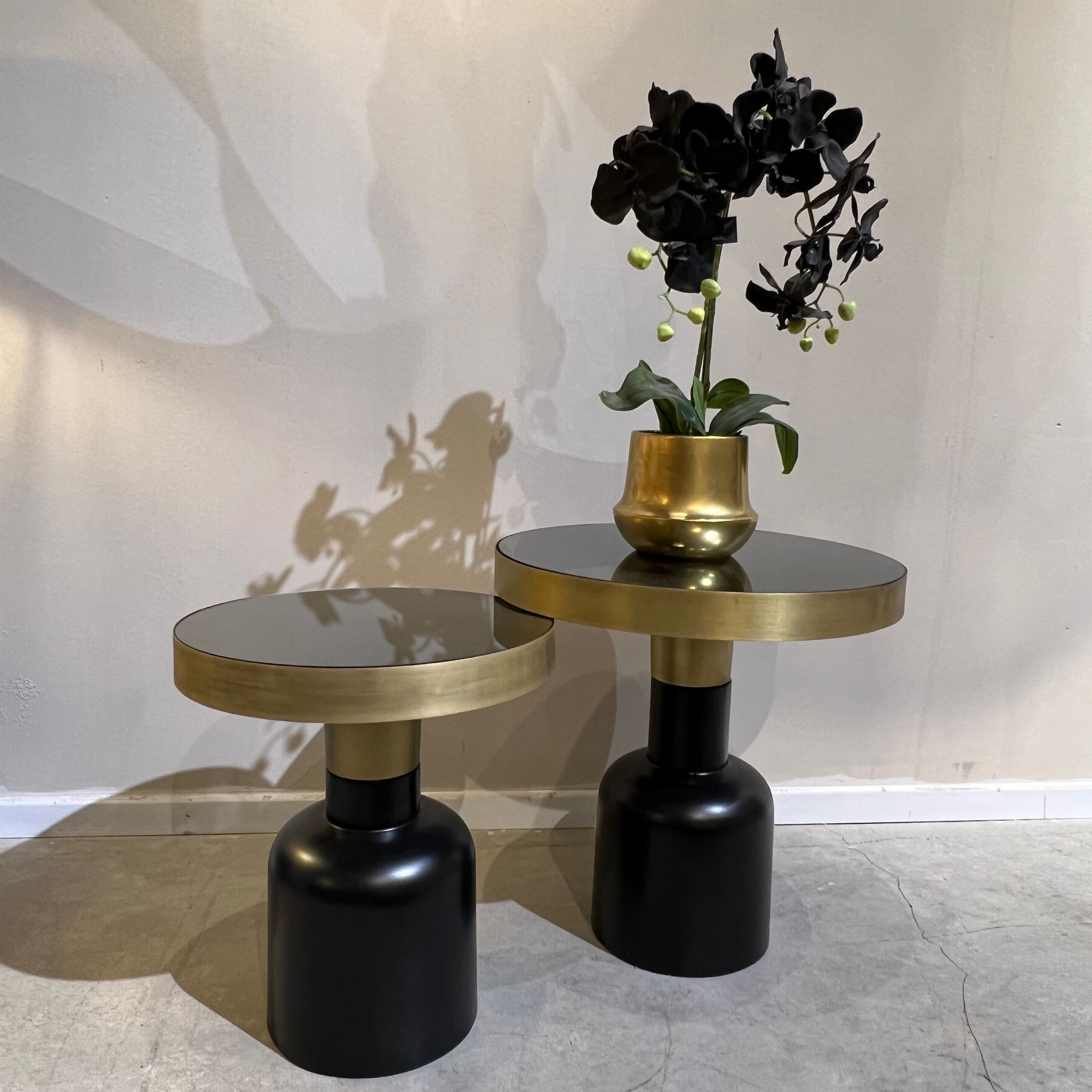 שולחן סלון דגם ראבי זכוכית שחורה בסיס שחור זהב