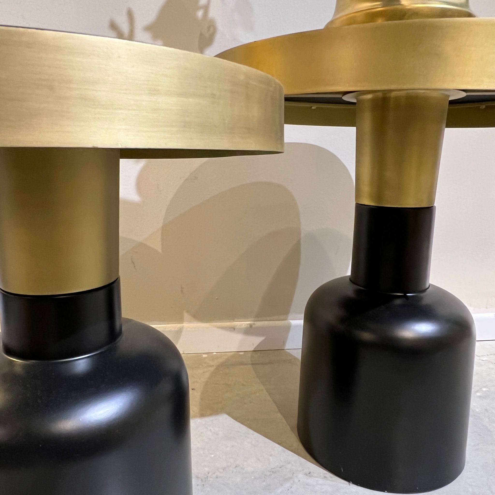 שולחן סלון דגם ראבי זכוכית שחורה בסיס שחור זהב