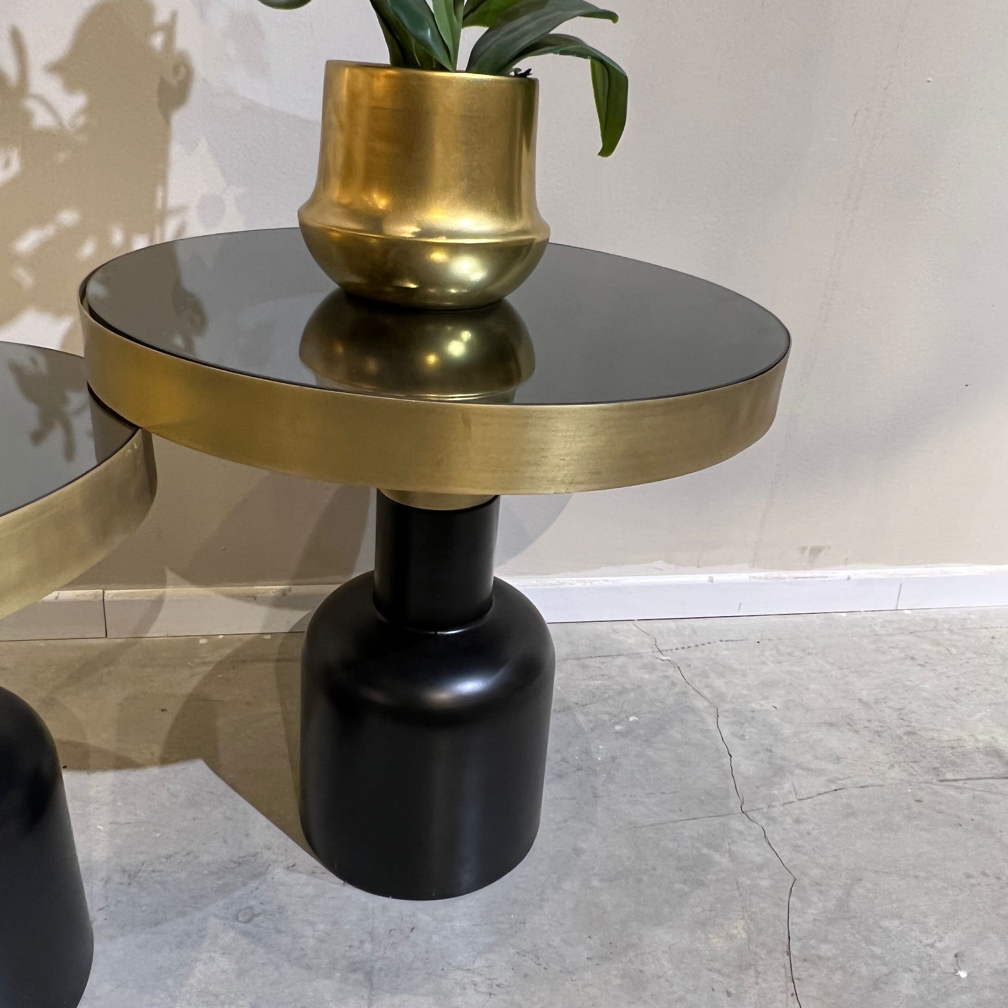 שולחן סלון דגם ראבי זכוכית שחורה בסיס שחור זהב