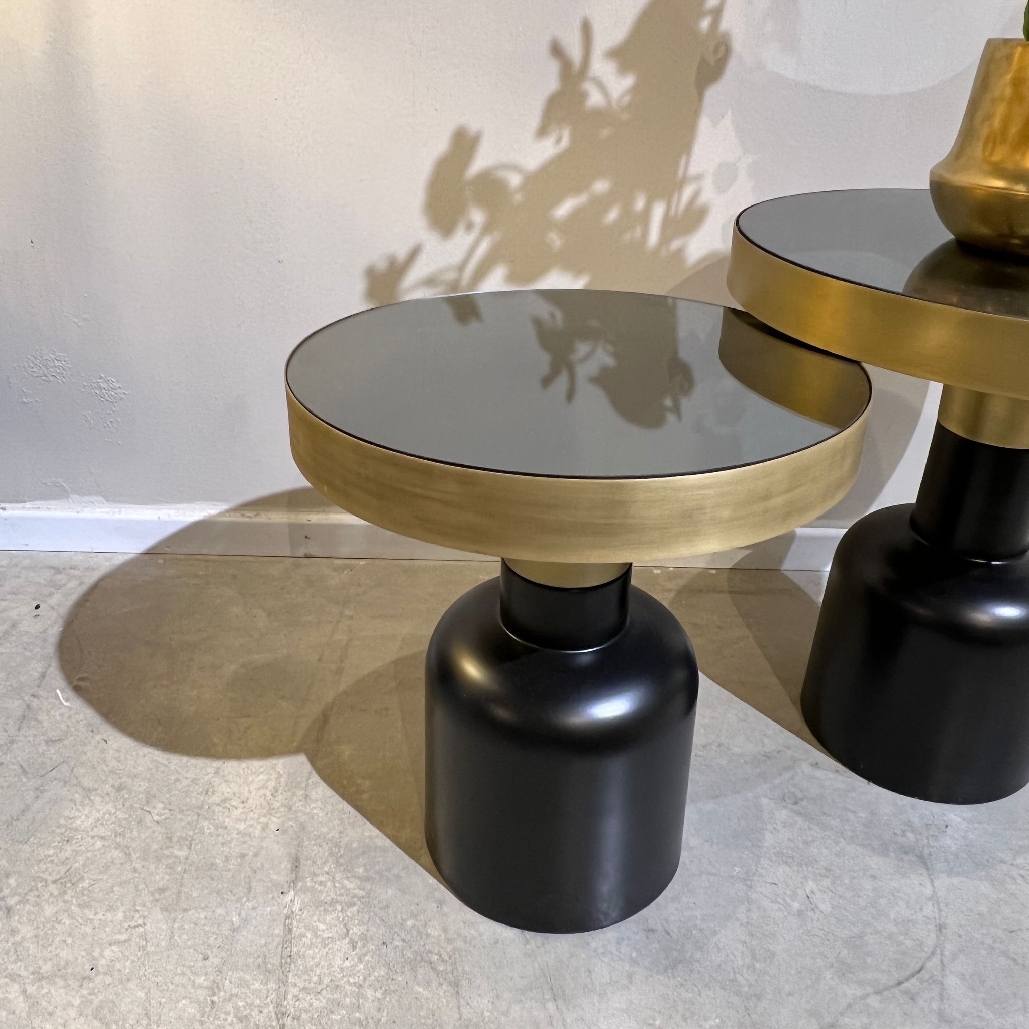 שולחן סלון דגם ראבי זכוכית שחורה בסיס שחור זהב