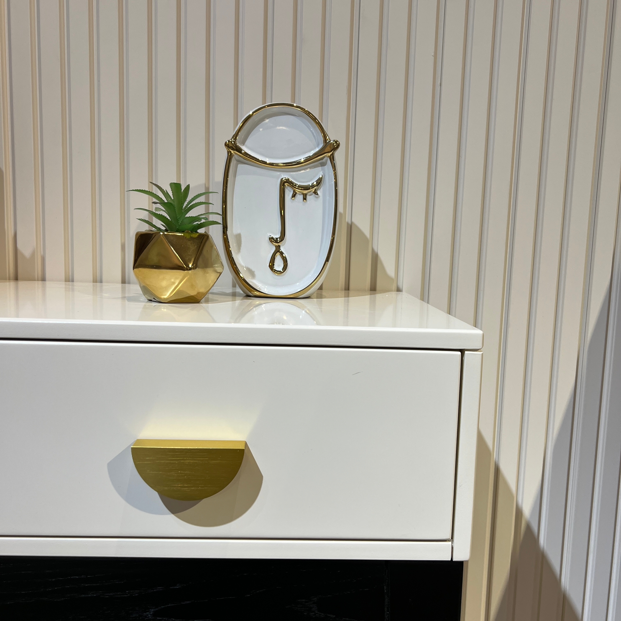 כד לבן פנים שטוח