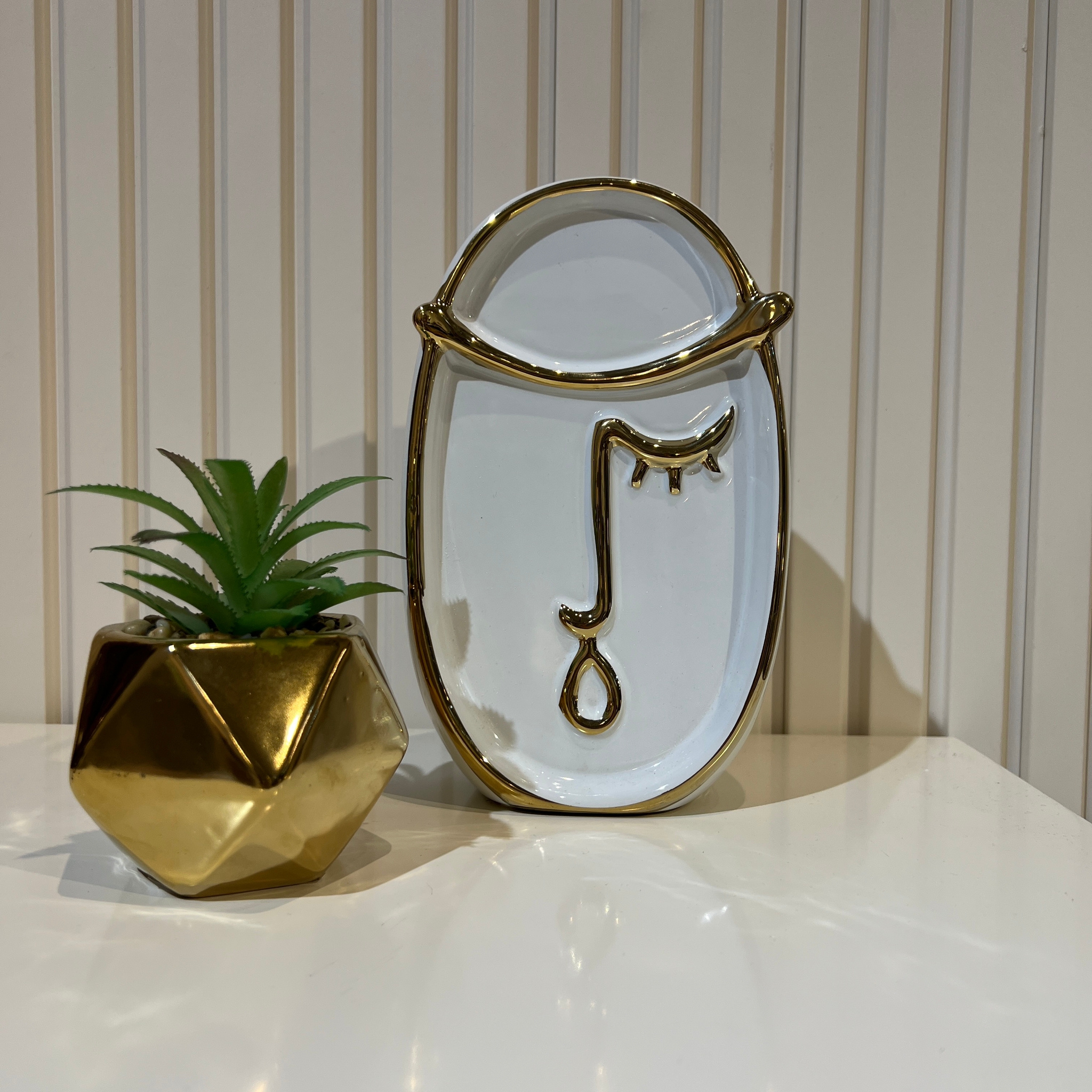 כד לבן פנים שטוח