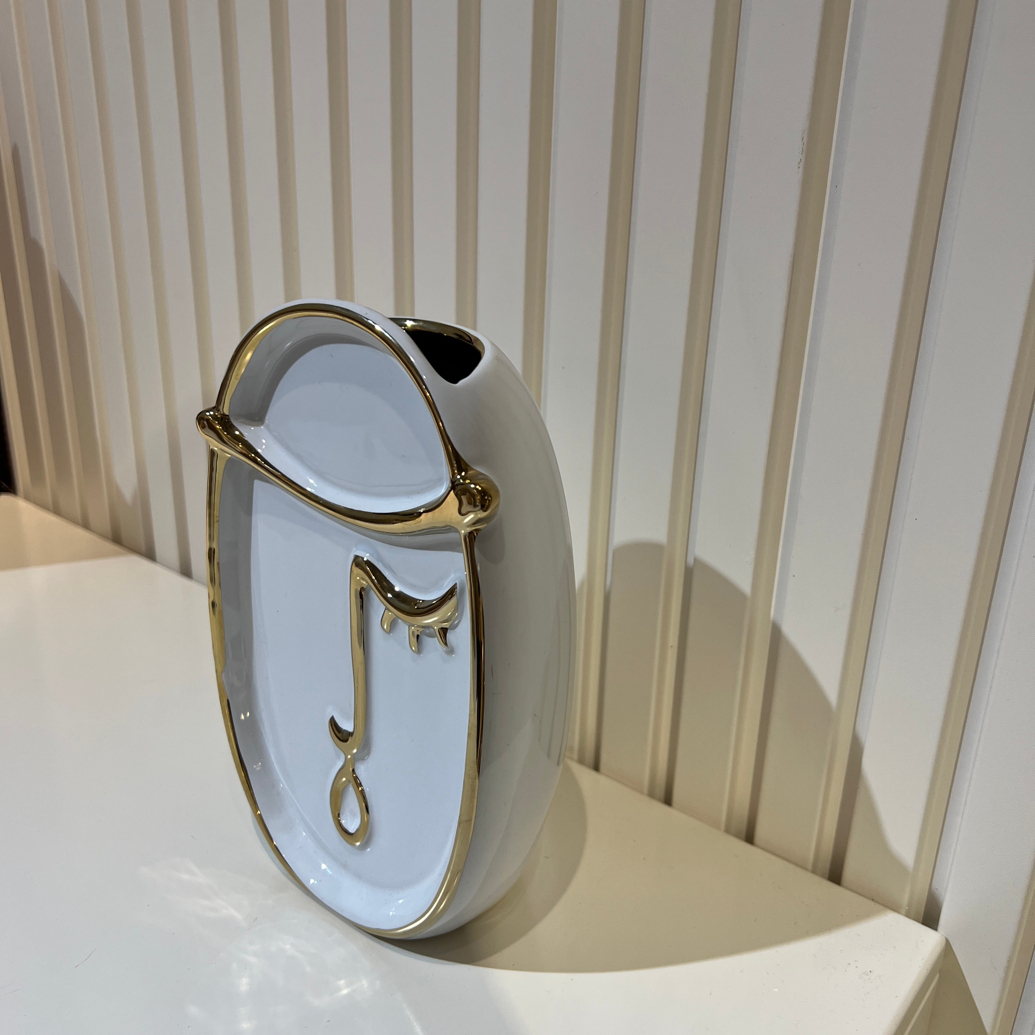 כד לבן פנים שטוח