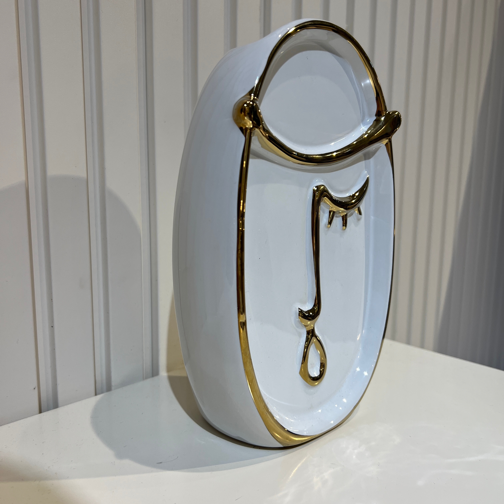 כד לבן פנים שטוח