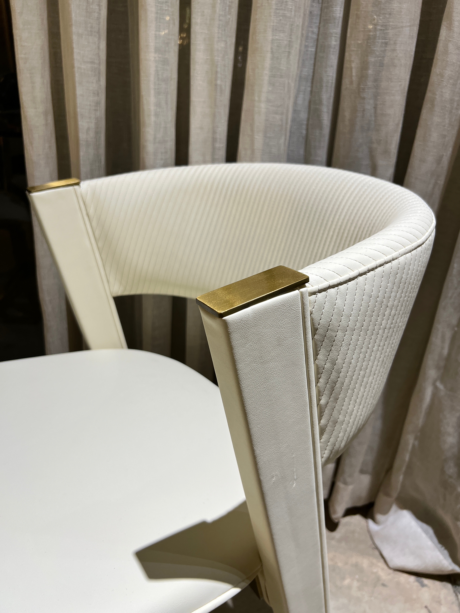 כיסא פינת אוכל יוקרתי שמנת רגלי זהב דגם פאלאס קימי - אחרונים חיסול מתצוגה! כיסא פינת אוכל יוקרתי שמנת רגלי זהב דגם פאלאס קימי - אחרונים חיסול מתצוגה!