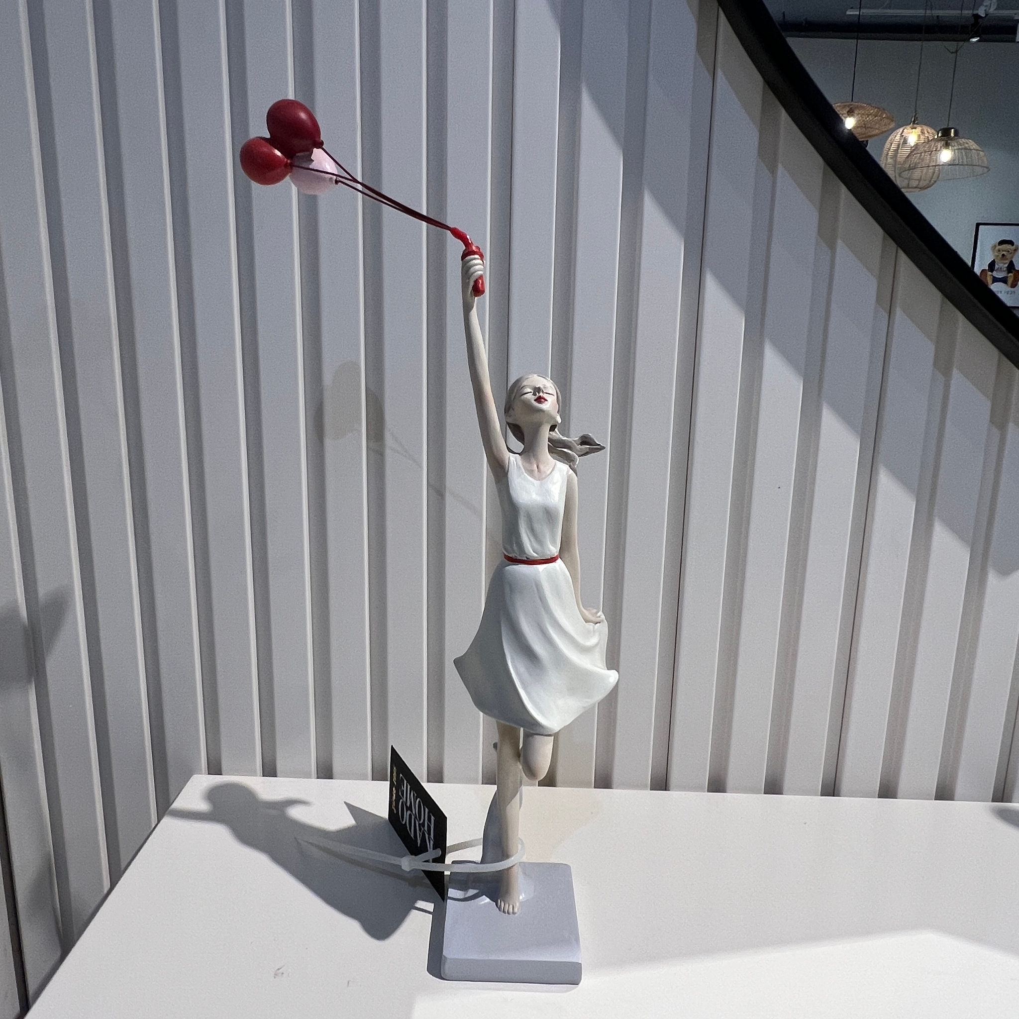 פסל אישה בלונים אדומים פסל אישה בלונים אדומים